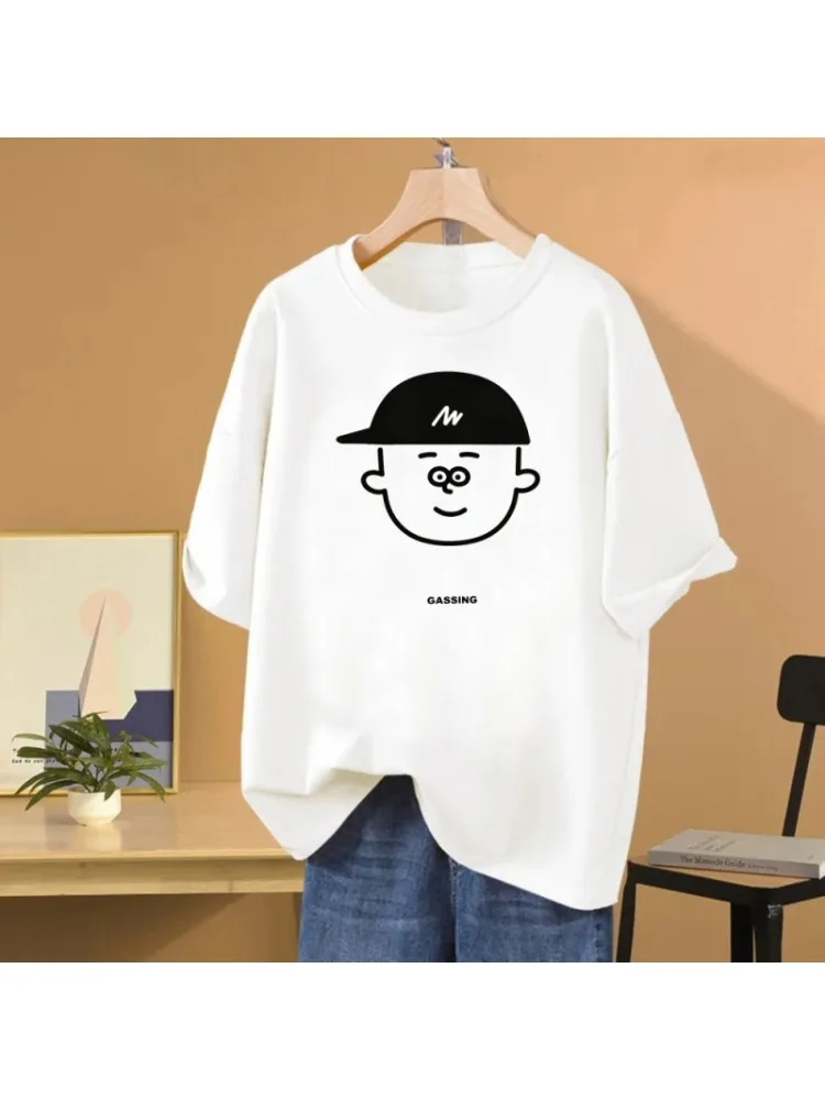 

Женский свободный хлопковый топ с короткими рукавами, черной бейсболкой и мужским принтом. Подходит для весны и лета.