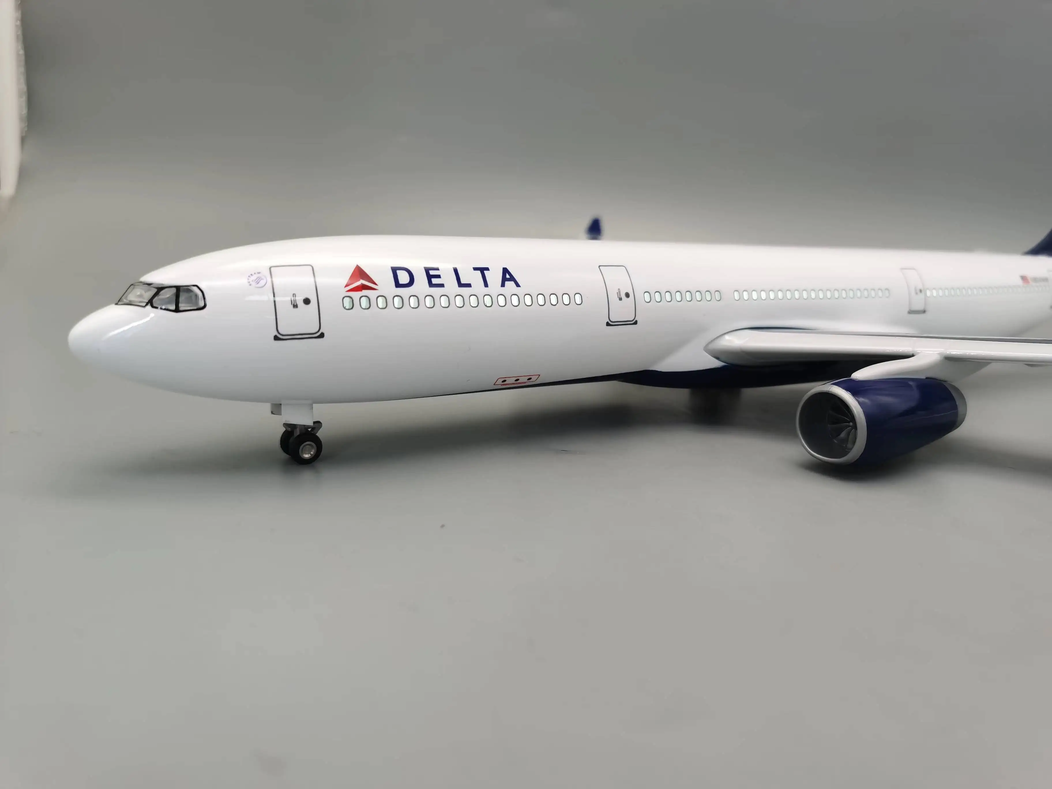 47CM 1:135 Scale 330 A330 Model AIR DELTA Airlines Airway W Base Wheel Lights Resin Plastic Assembly Aircraft Plane Toy