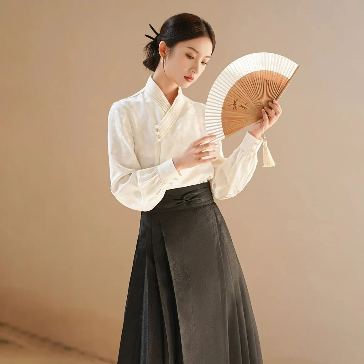 Woman Ming Dynasty Hanfu Horse Face Skirt Chinese Traditional Hanfu Costume Stand Collar Vintage Pleats Skirt Black