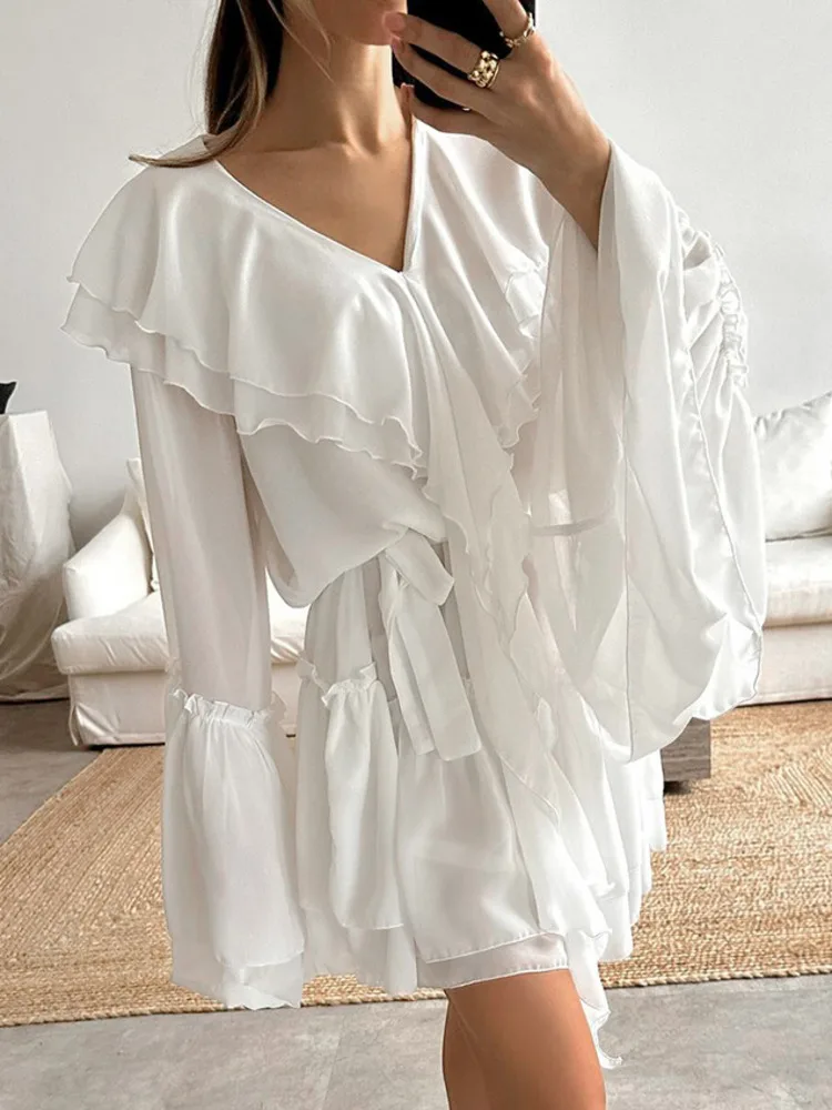 فستان أبيض أنيق وكشكش رقيق للنساء لصيف 2025 جديد بأكمام طويلة على شكل جرس ملابس خارجية لقضاء العطلات على الشاطئ