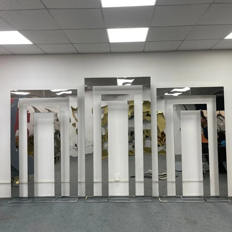 Doppeltüriger Hochzeitsbogen-Hintergrundrahmen für Hochzeitszeremonien im Innen- und Außenbereich - Gold/Silber Metallständer – Detail 5