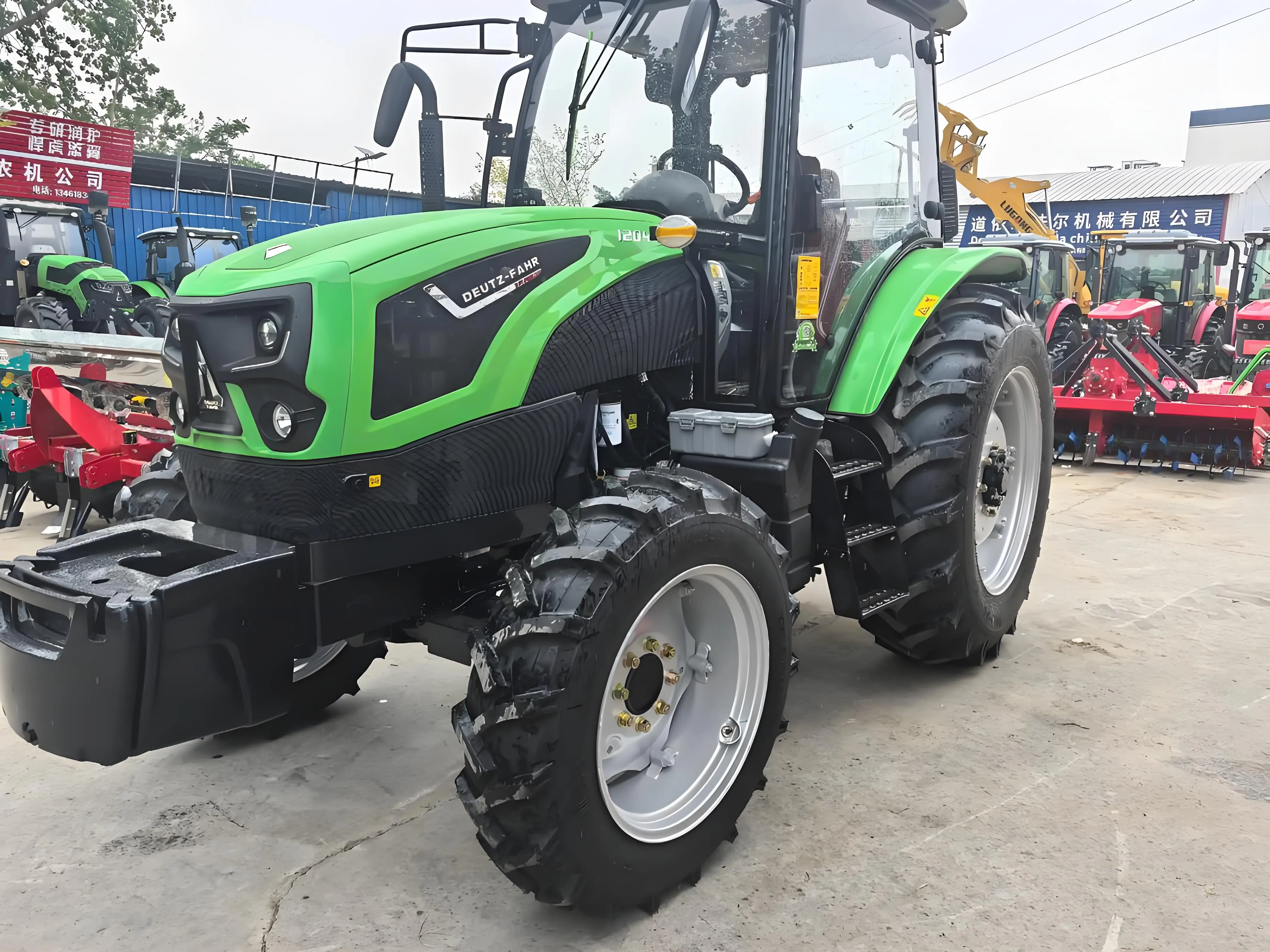 High-quality 4WD 50hp/60hp Mini 4x4 diesel Agricultural Tractors, Factory Direct From China. Green.