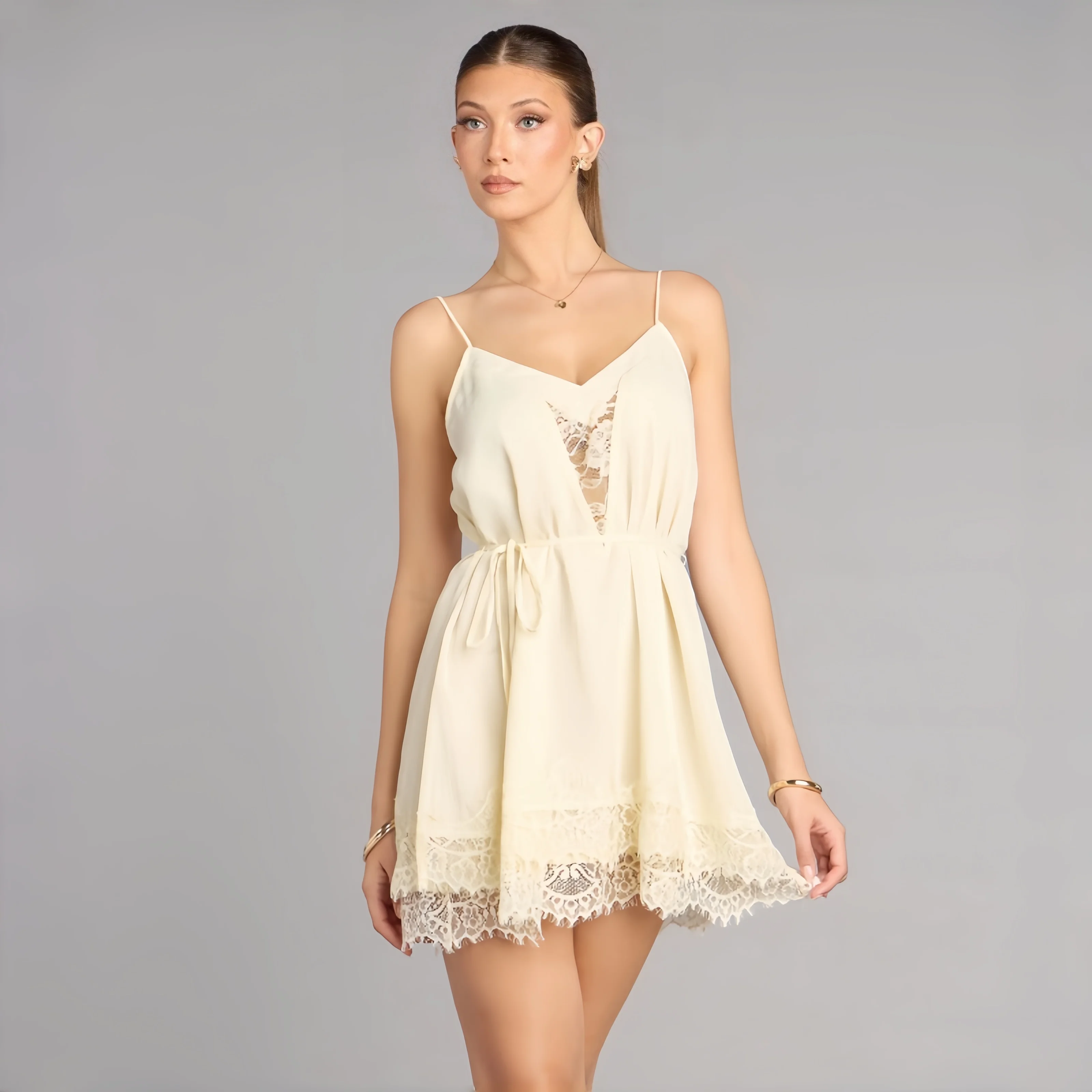 vestido-mini-de-verano-para-mujer-color-beige-con-encaje-cuello-en-v-cintura-ajustable-con-cordon-estilo-casual-para-vacaciones-playa-o-fiesta