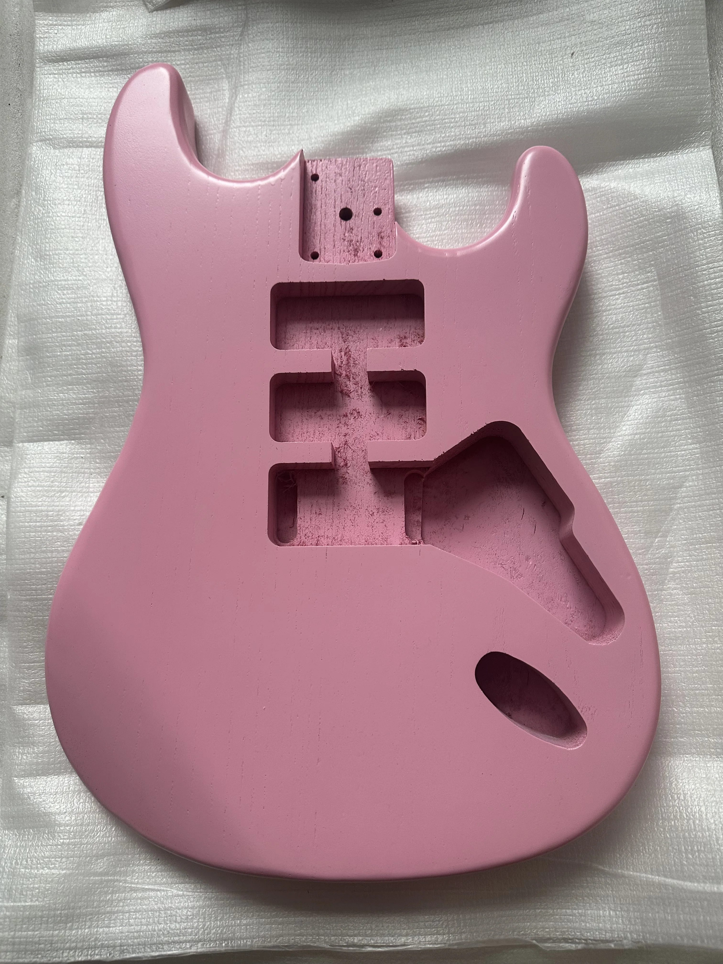 cuerpo-de-guitarra-electrica-de-fabrica-acabado-rosa-mate-pastillas-ssh-piezas-para-armar-diy-estilo-st-para-diestro-unico-talon-de-55cm
