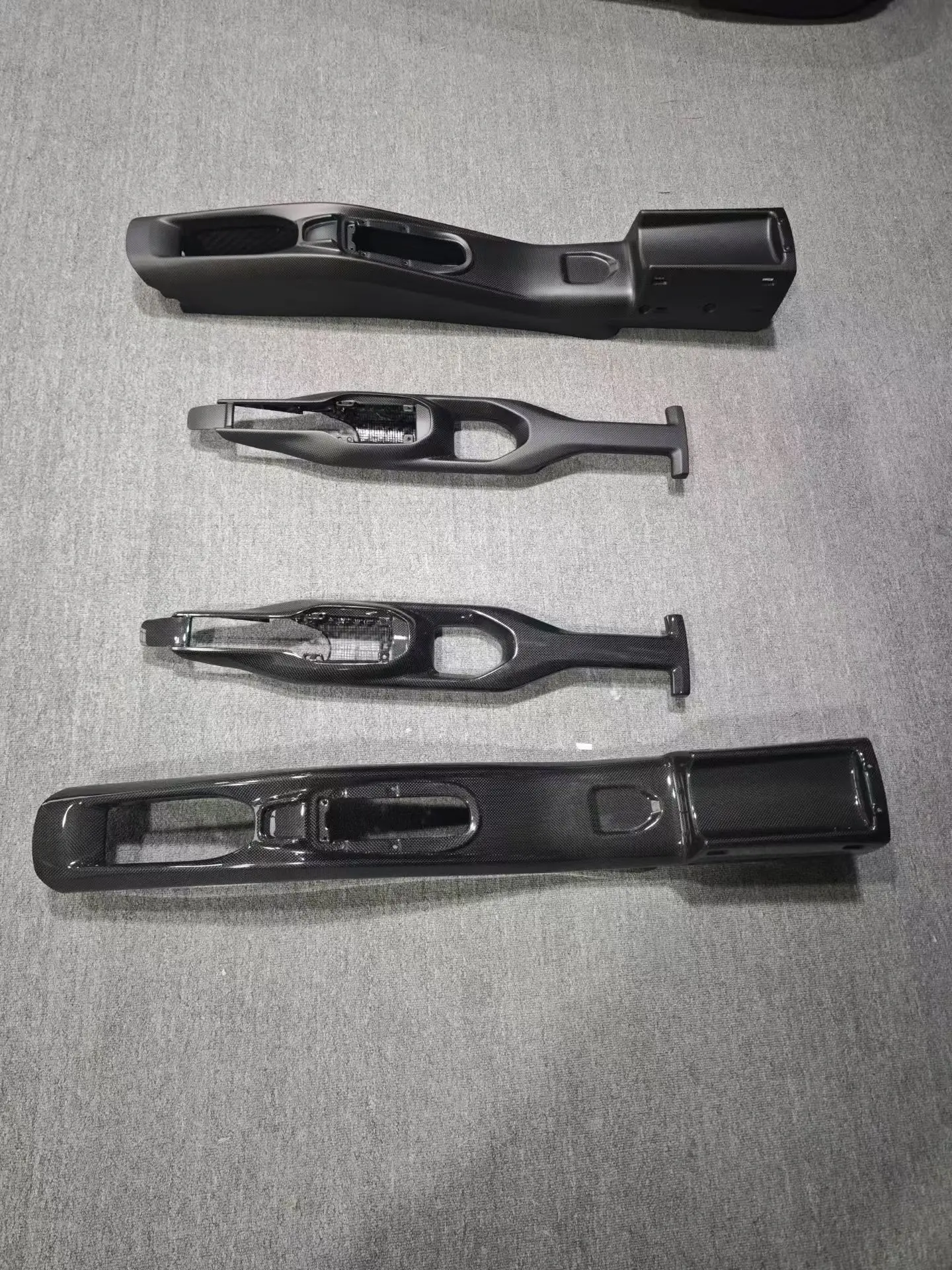 High Quality Dry Carbon Fiber Interior Accessories SF90XX Dry Carbon Fiber Center Console Saddle for Ferrari SF90XX