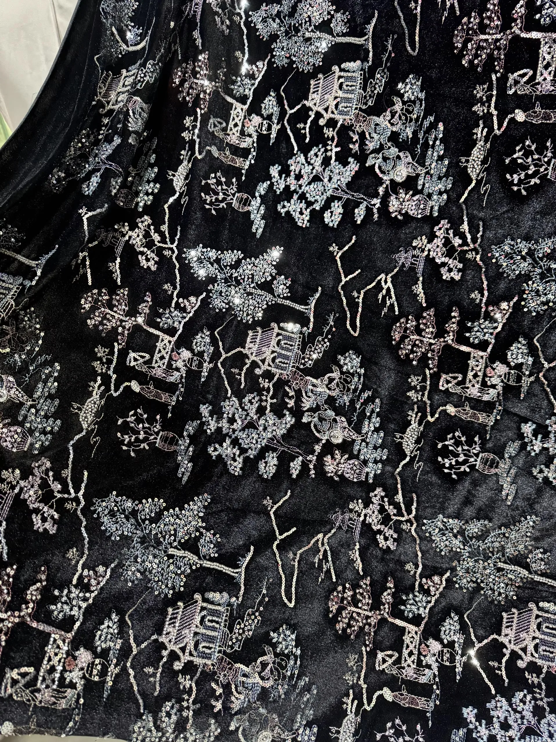 Padiglioni e torri ricamati con paillettes rosse e verdi, tessuto in velluto cucito, tessuto per abiti da sera cheongsam