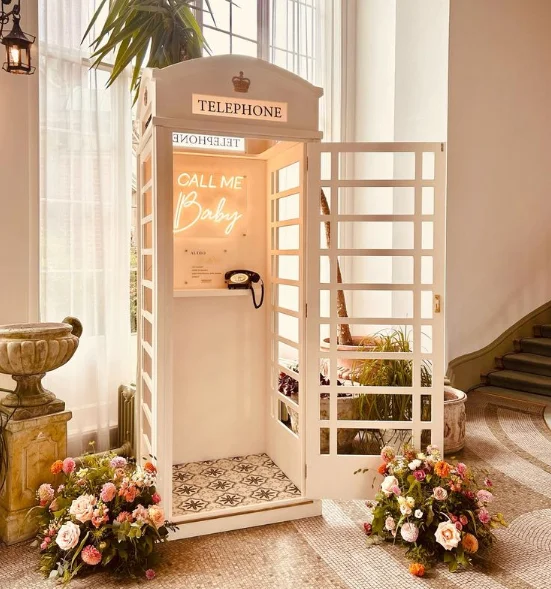 Белая телефонная будка на свадьбу