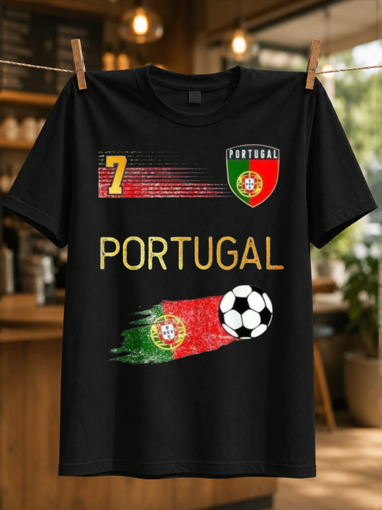 Camiseta Unisex Estilo Deportivo con el Número 7 de Portugal, Diseño de Balón de Fútbol con Rayas Rojas y Verdes Desgastadas
