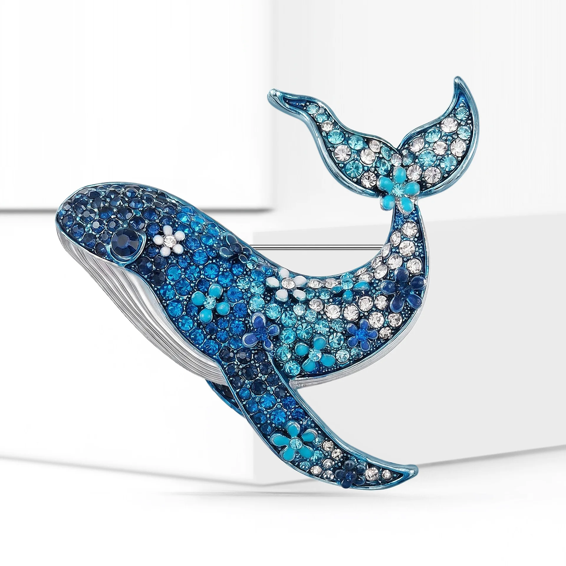 Cross border alloy diamond studded brooch for fashionable clothing accessories, cute cartoon whale marine creature brooch