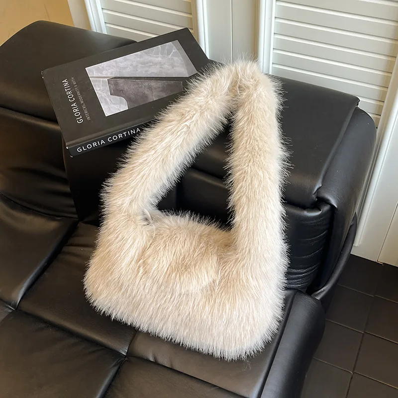 

Женская белая сумка подмышки из искусственного меха - мягкая пушистая сумка на плечо для осени и зимы. Стильные повседневные однотонные меховые сумки.