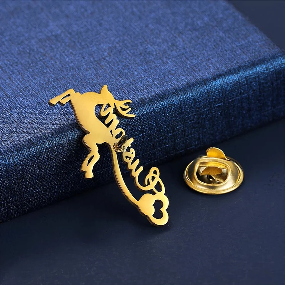 

Персонализированная брошь из нержавеющей стали для женщин и мужчин, значок с именем на заказ, модный аксессуар для рюкзака, подарок