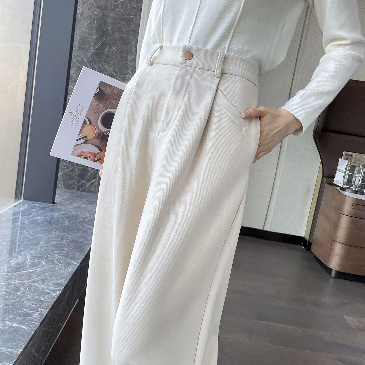 Pantaloni a gamba larga da donna in lana spessa vintage autunno inverno a vita alta con bottone singolo pantaloni larghi casual a figura intera femminile 2025