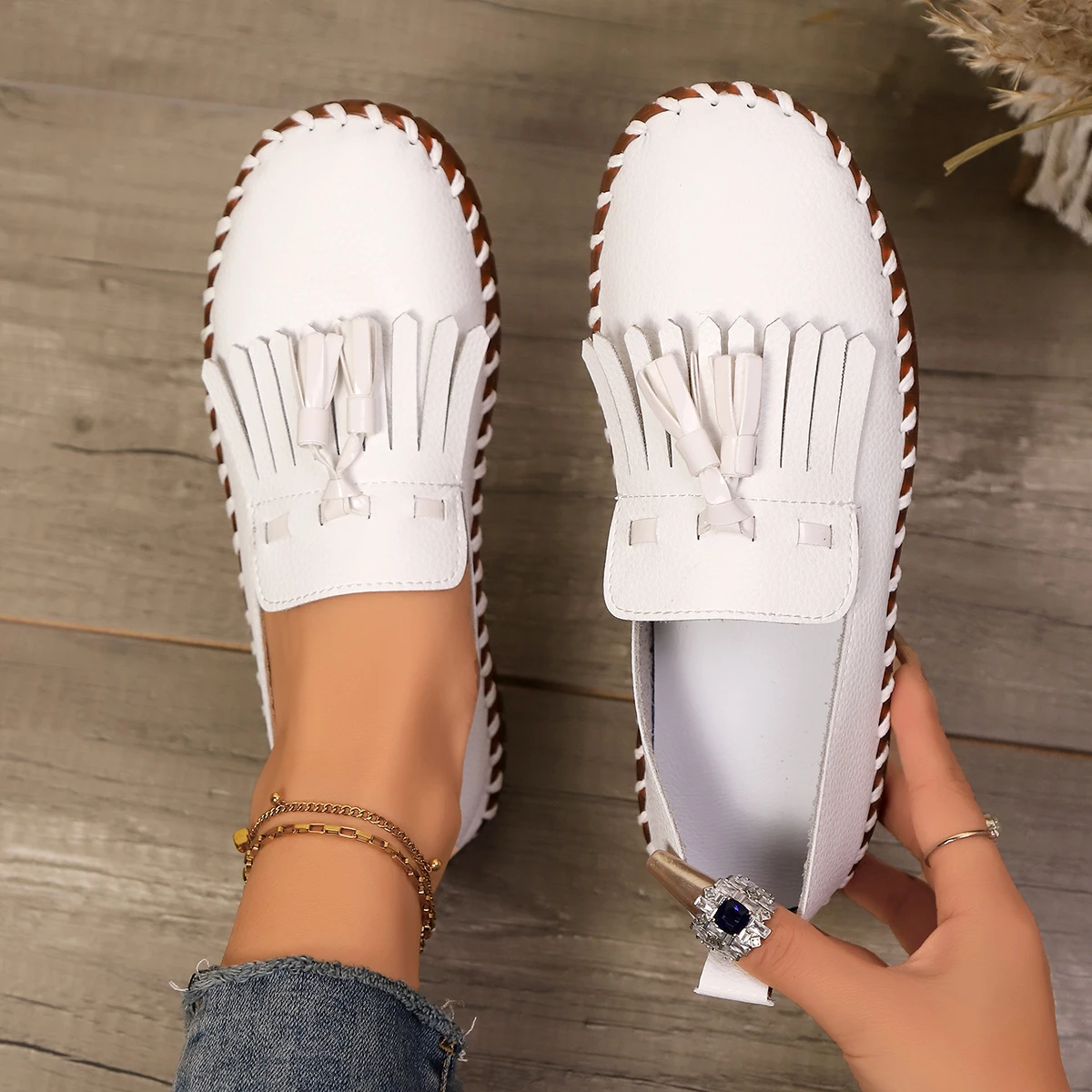 

Women Sneakers Lightweight Comfortable Sneakers Women Large Size Soft Leather Sports Shoes Women Outdoor Running Flat Shoes