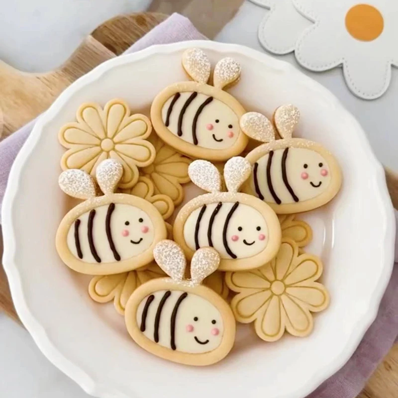 DIY Cartoon Bee Flower Cookie Cutters Cute Daisy Biscuit Mold Cookie Stamps Baking Mold Kitchen Baking Cake Decoration Tools