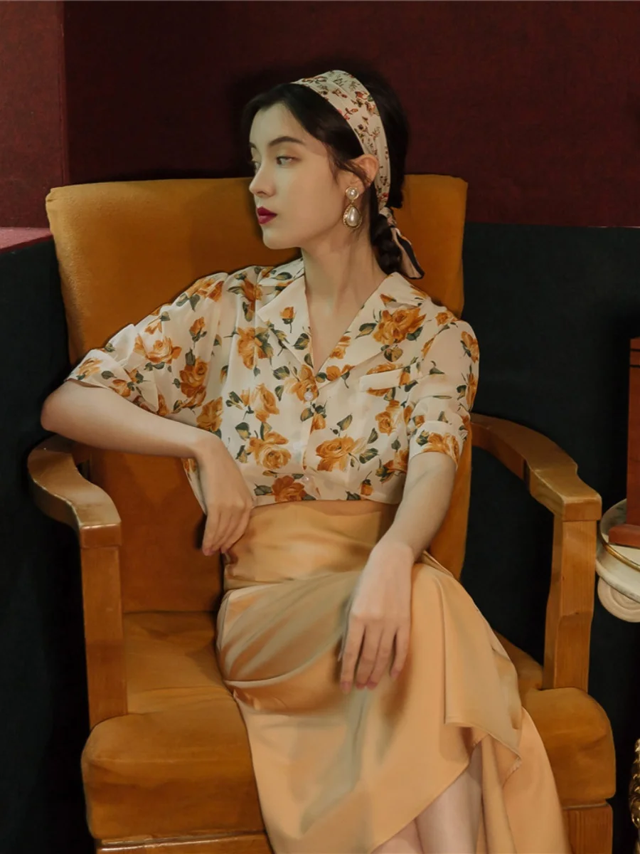 

Комплект из двух предметов: платье-рубашка с цветочным принтом в гонконгском стиле с завышенной талией и винтажная юбка А-силуэта. Элегантный, утонченный, легкий, с коротким рукавом, женский.