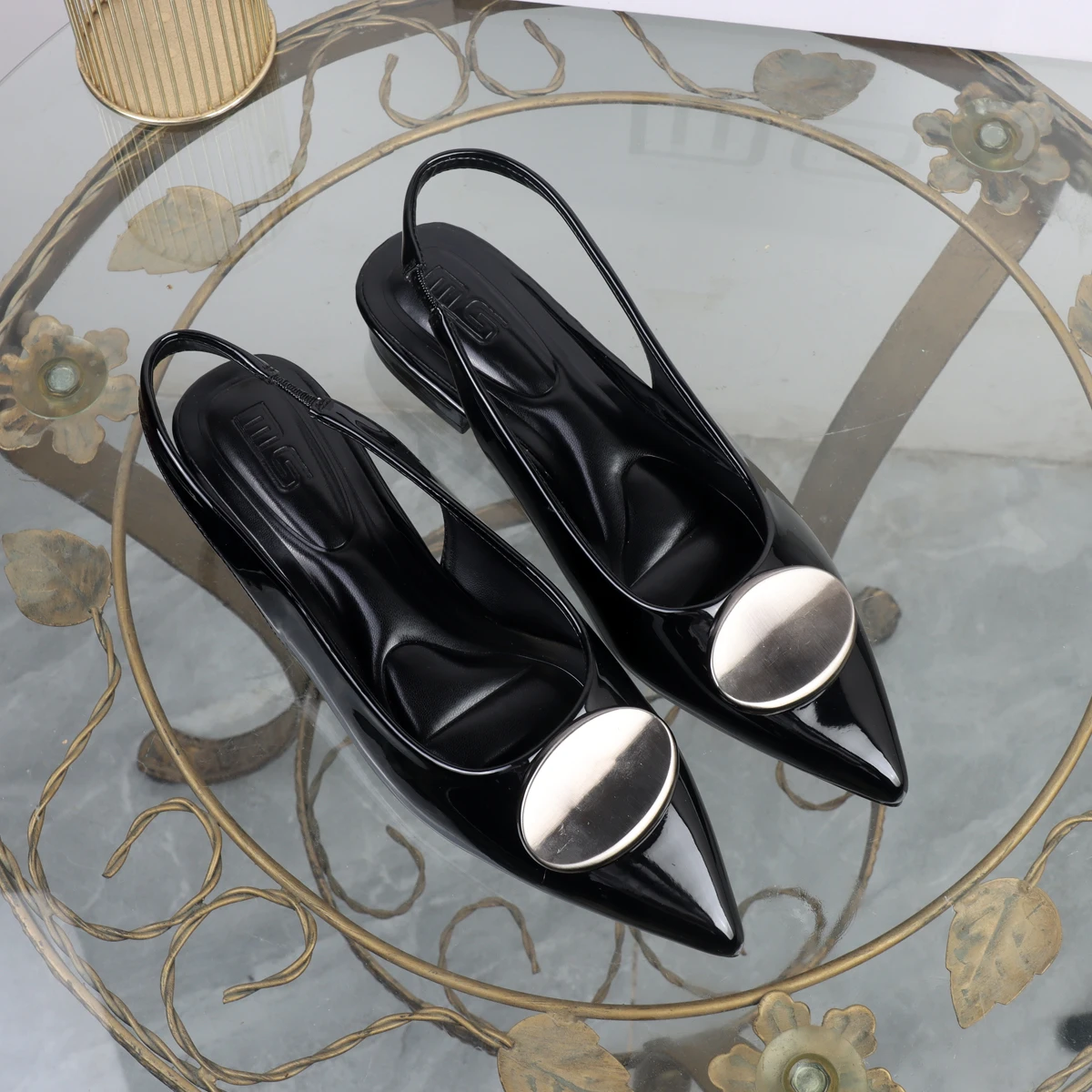 

Pointed flat shoes 2026 summer metal decorative shallow toed fashion sandals with low heels luxurious and elegant women's shoes