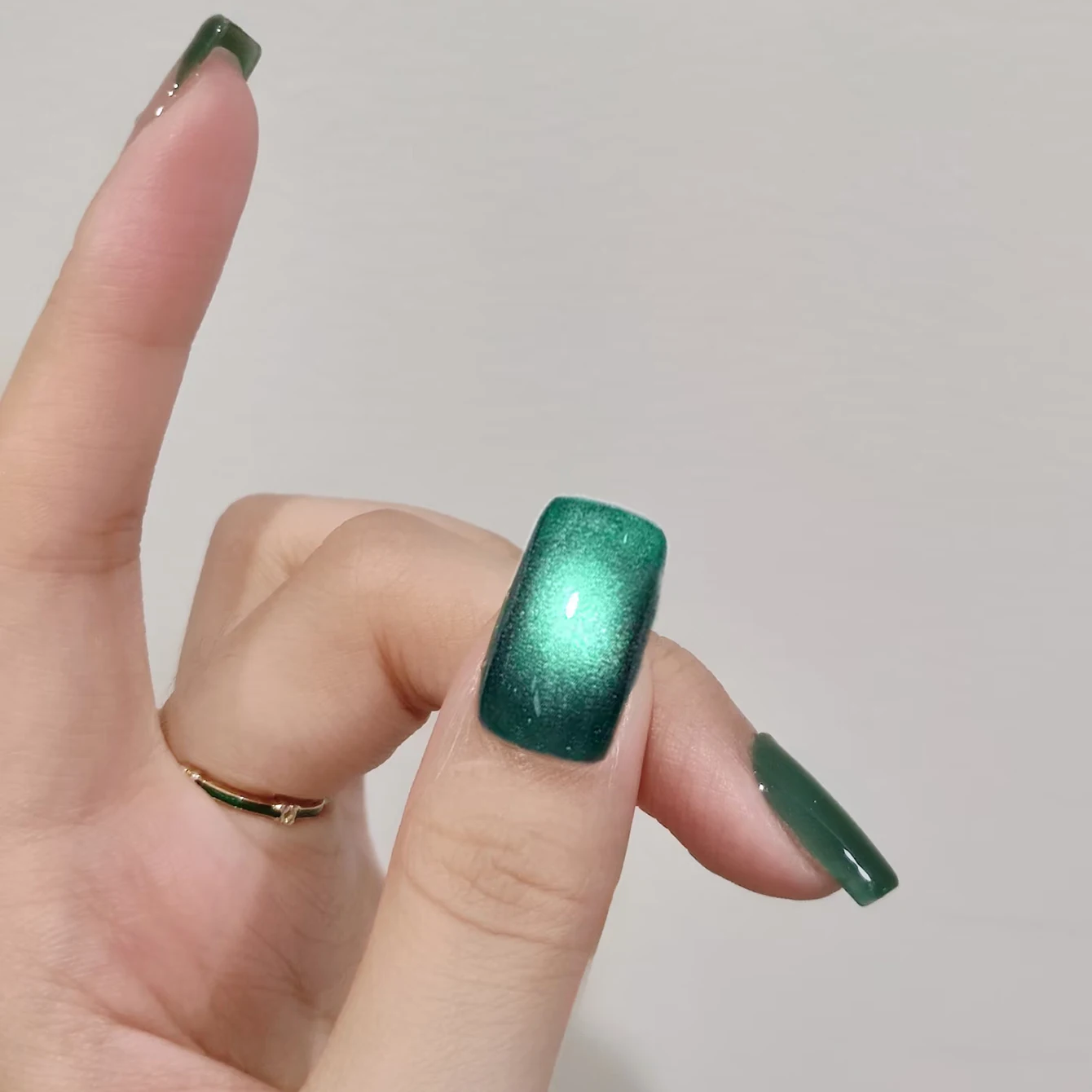 

1pcs ZH Green Cat Eye Whitening Shiny Magnetic Tourmaline Green Cat Eye Gel Nail Polish Jade Green Glass Bead Crystal Nail Art