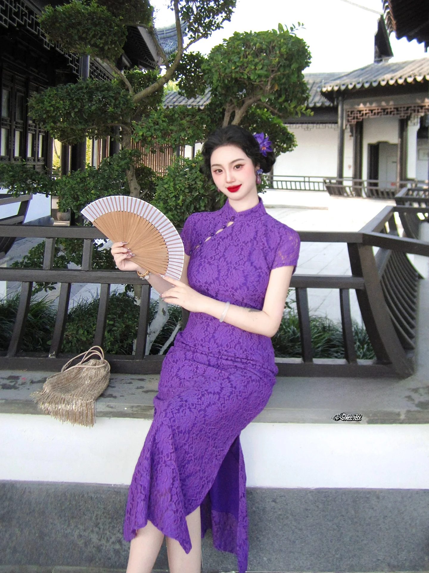 

Фиолетовое кружевное платье-ципао от Lu Jin Gentle Softn: ретро-стиль, цветочные детали, средняя длина, короткий рукав