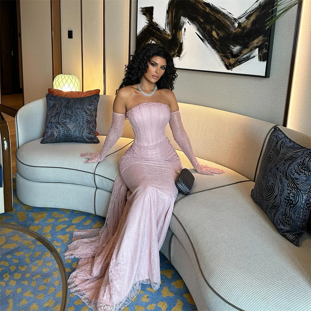 ชุดราตรีออกงานพรอมสีชมพูประดับลูกปัดวิบวับ แขนยาว สายเดี่ยว กระโปรงทรงเอ ยาวลากพื้น ออกแบบโดยแคธี