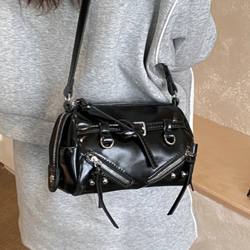 

Summer New Glossy Pu Premium Pillow Bag Women Fashion Versatile Crossbody Bag Neutral Style Bowling Bag Luxury Banquet Party Bag