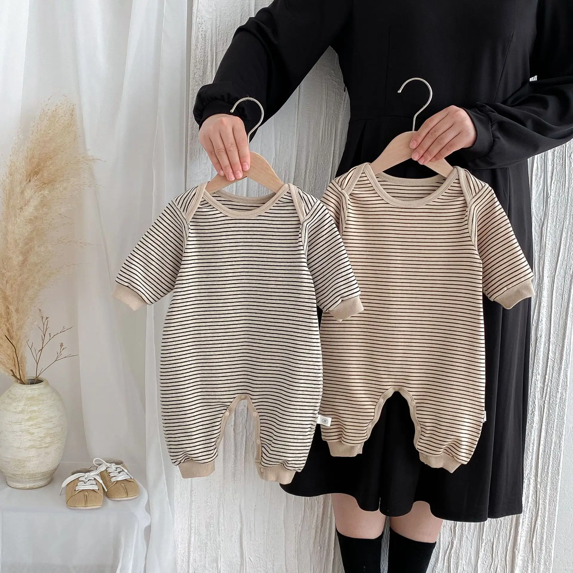 

2025 New Baby Autumn and Winter Long-sleeved striped jumpsuit for boys and girls Korean style home wear and outdoor wear