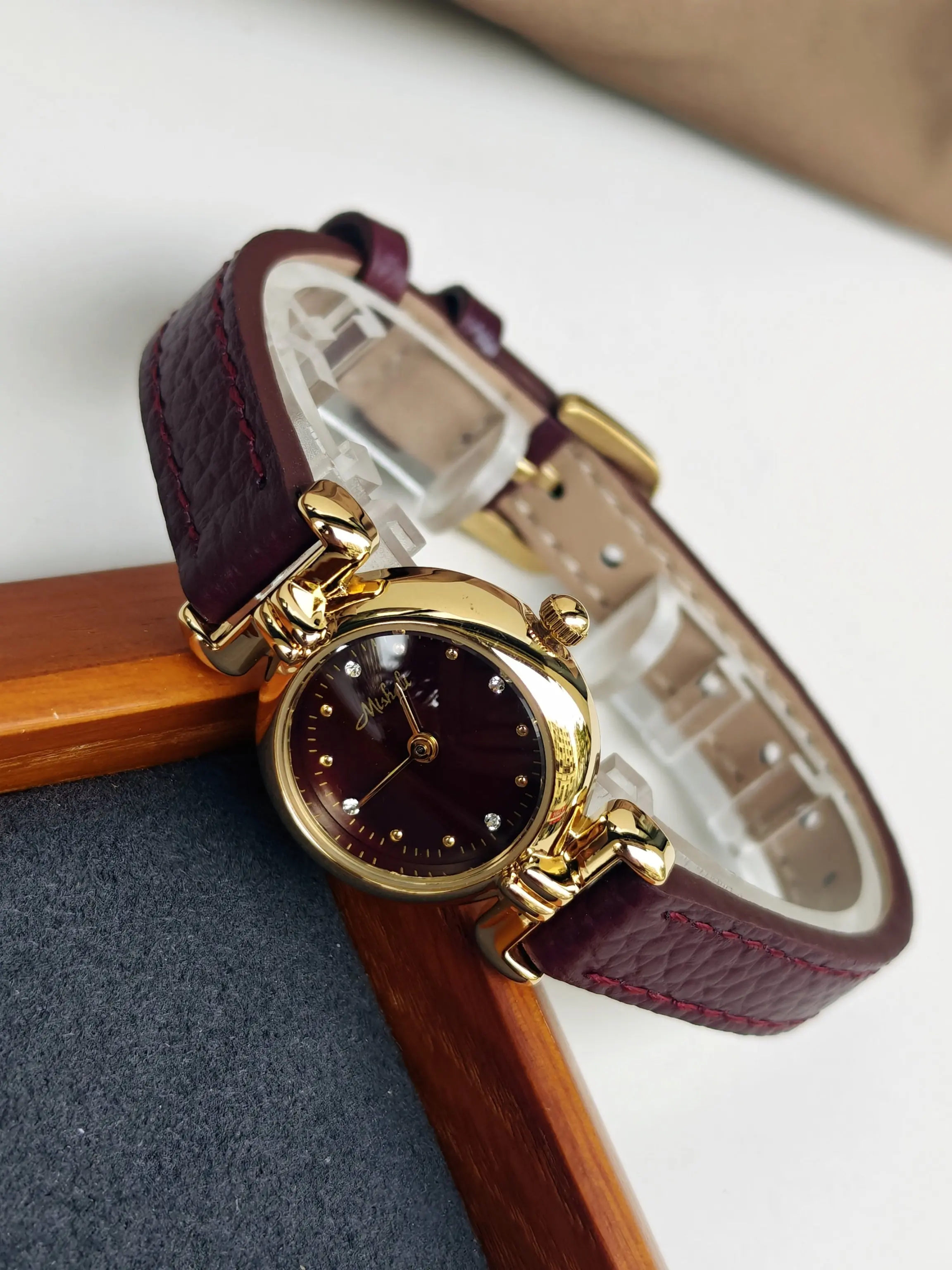 New Red Round Dial Luxury And Stylish Women'S Watch, High-End Selected Timepiece, A Perfect Gift For Women, Quartz Watch.