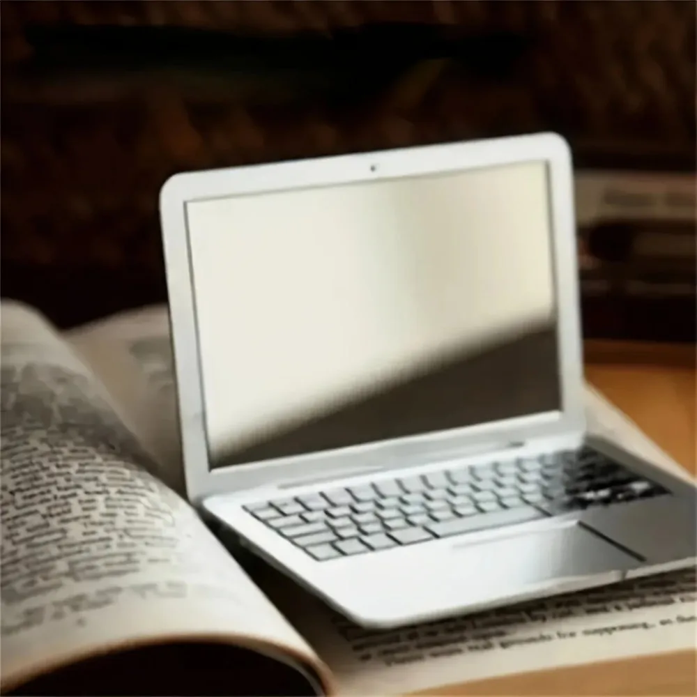 Nieuwe draagbare mini-computerspiegel Opvouwbare laptopvorm Make-upspiegel Hoge kwaliteit zakspiegel Schoonheid