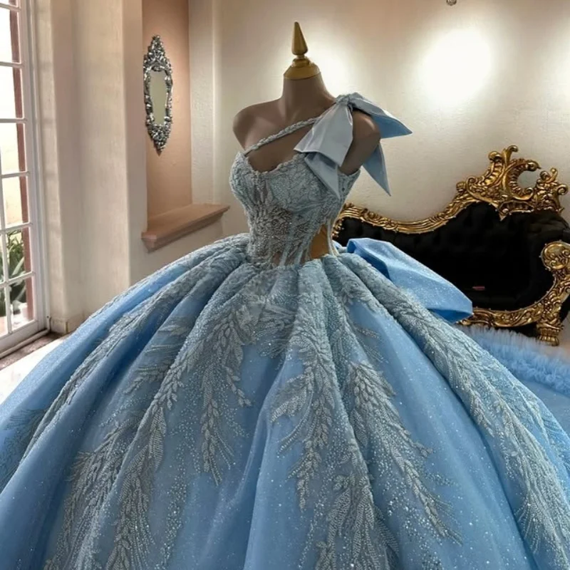 

Блестящее синее платье для квинсеаньеры с открытыми плечами, кристаллами, блестками, кружевными оборками, длинным шлейфом и бантом, платья для 15-летия (Quinceanera) ﻿ Настраиваемый