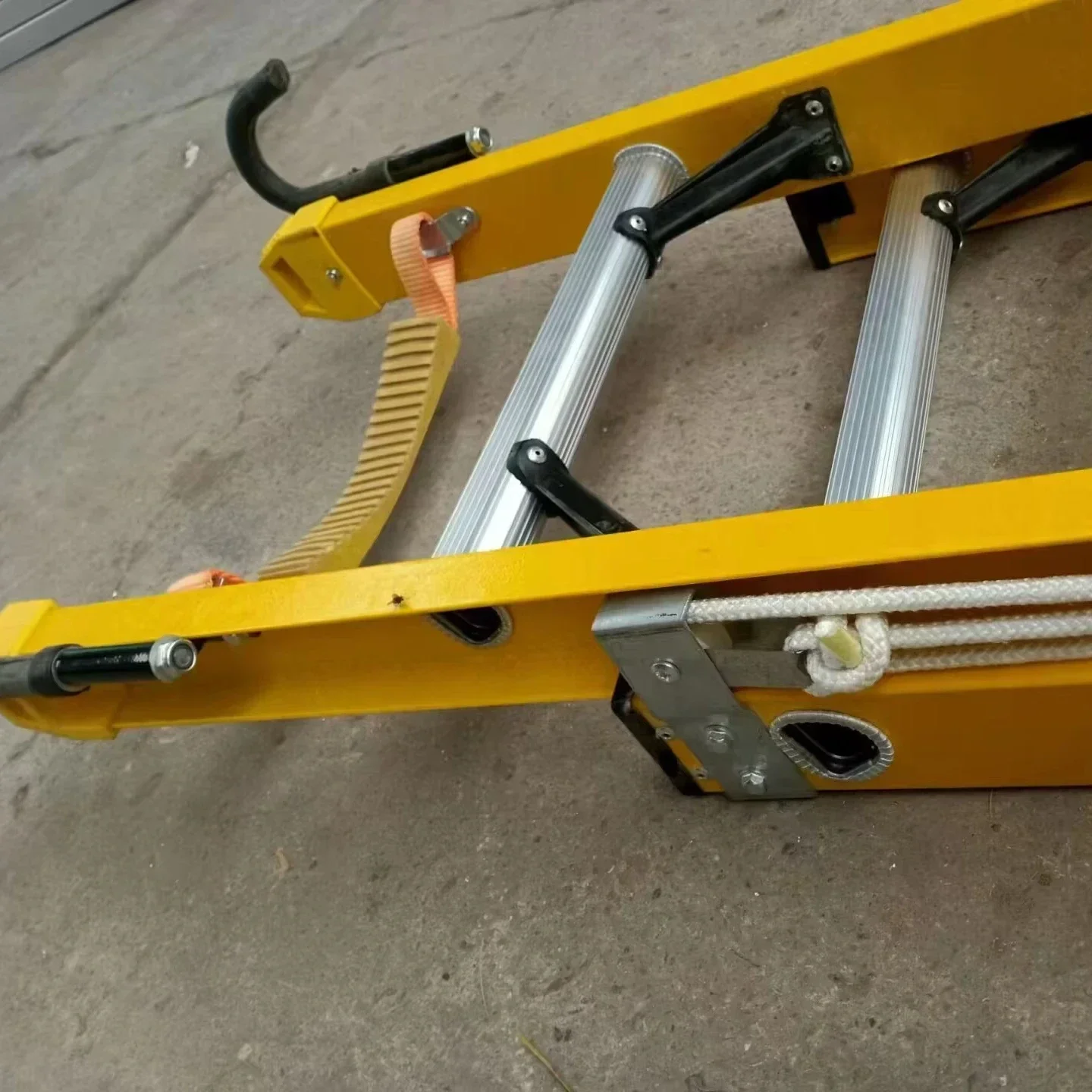 

Hot Sales 4m 5m 6m 7m 8m 10m 11m Extension Ladder Fiberglass Insulated Ladder Telescopic Ladder