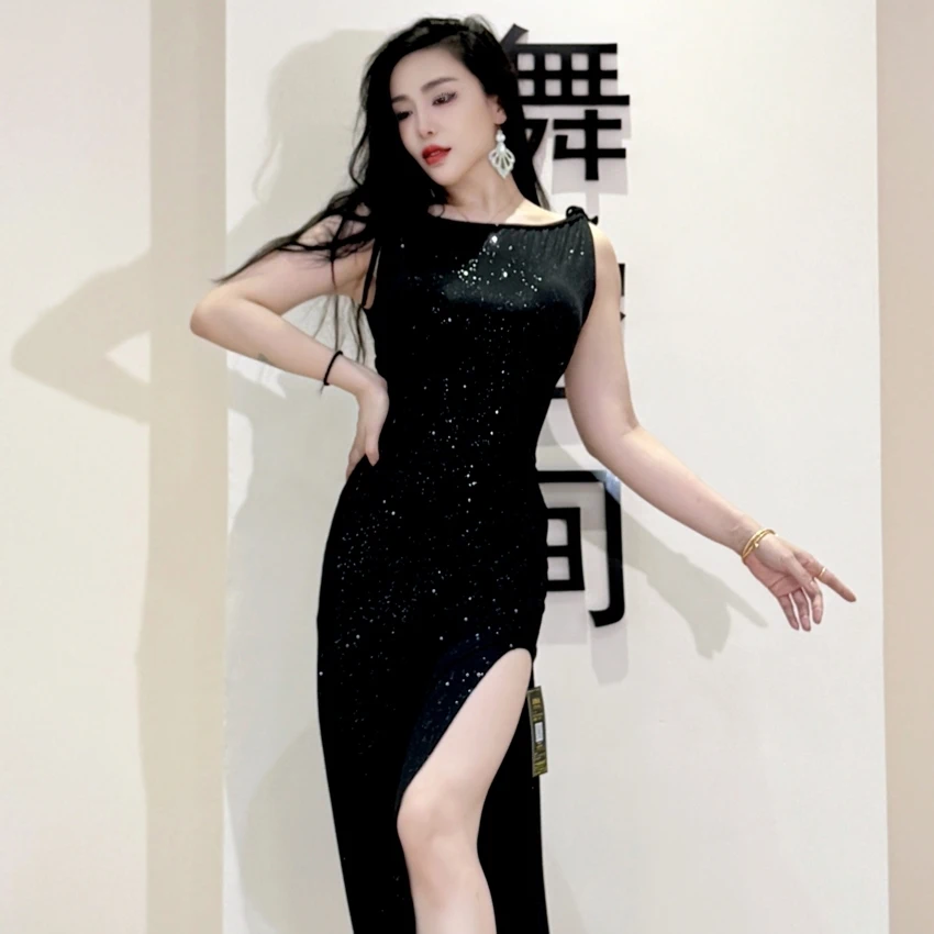 فستان رقص شرقي سويجال مخصص 2025 جديد أسود رش فضي من نسيج الحرير الجليدي فساتين متقاطعة من الخلف للنساء بسيطة