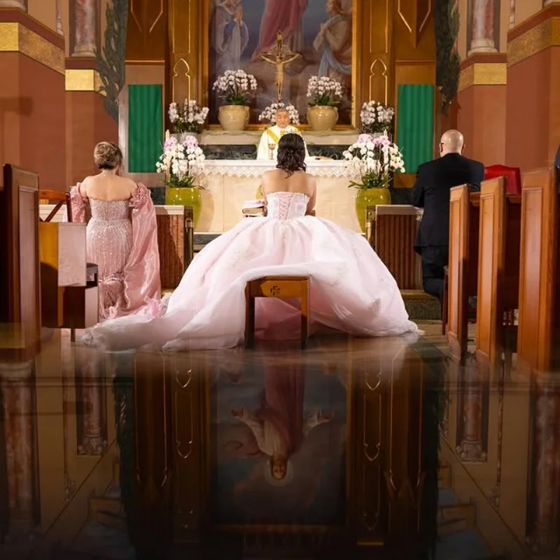 Sukienki Quinceanera w kolorze jasnoróżowym na zamówienie, z odkrytymi ramionami, cekinową aplikacją, koronkowymi kwiatami, długim trenem, Vestido 15 Quinceanera