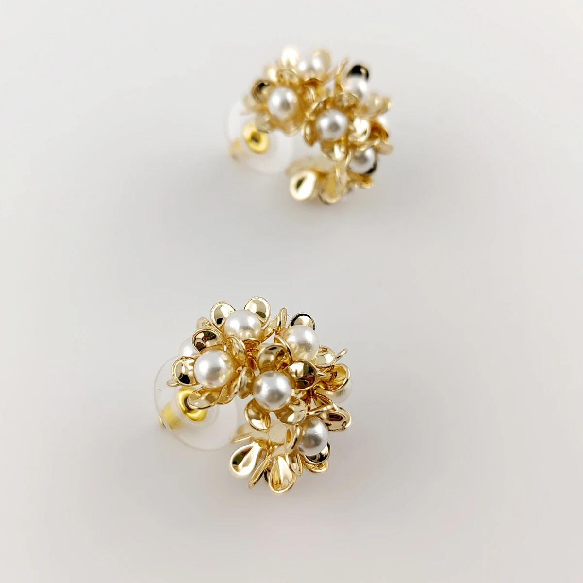 2024 New Trending Women Gold Color Metal Flowers Stud Earrings With Immitation Pearls