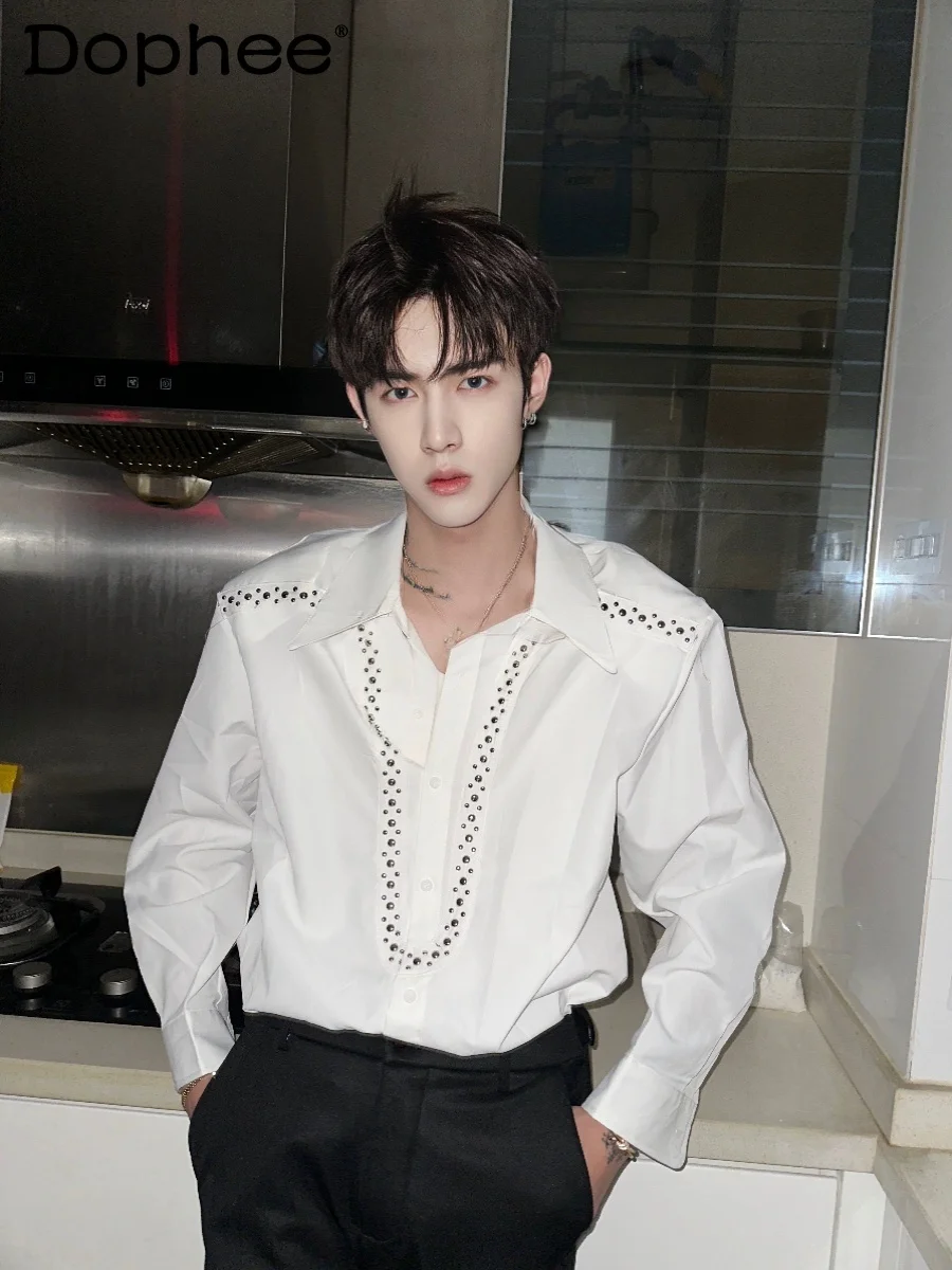 

2025 Новая модная модная мужская дизайнерская рубашка с длинным рукавом в корейском стиле, свободная повседневная индивидуальная молодежная популярная рубашка с заклепками для мужчин