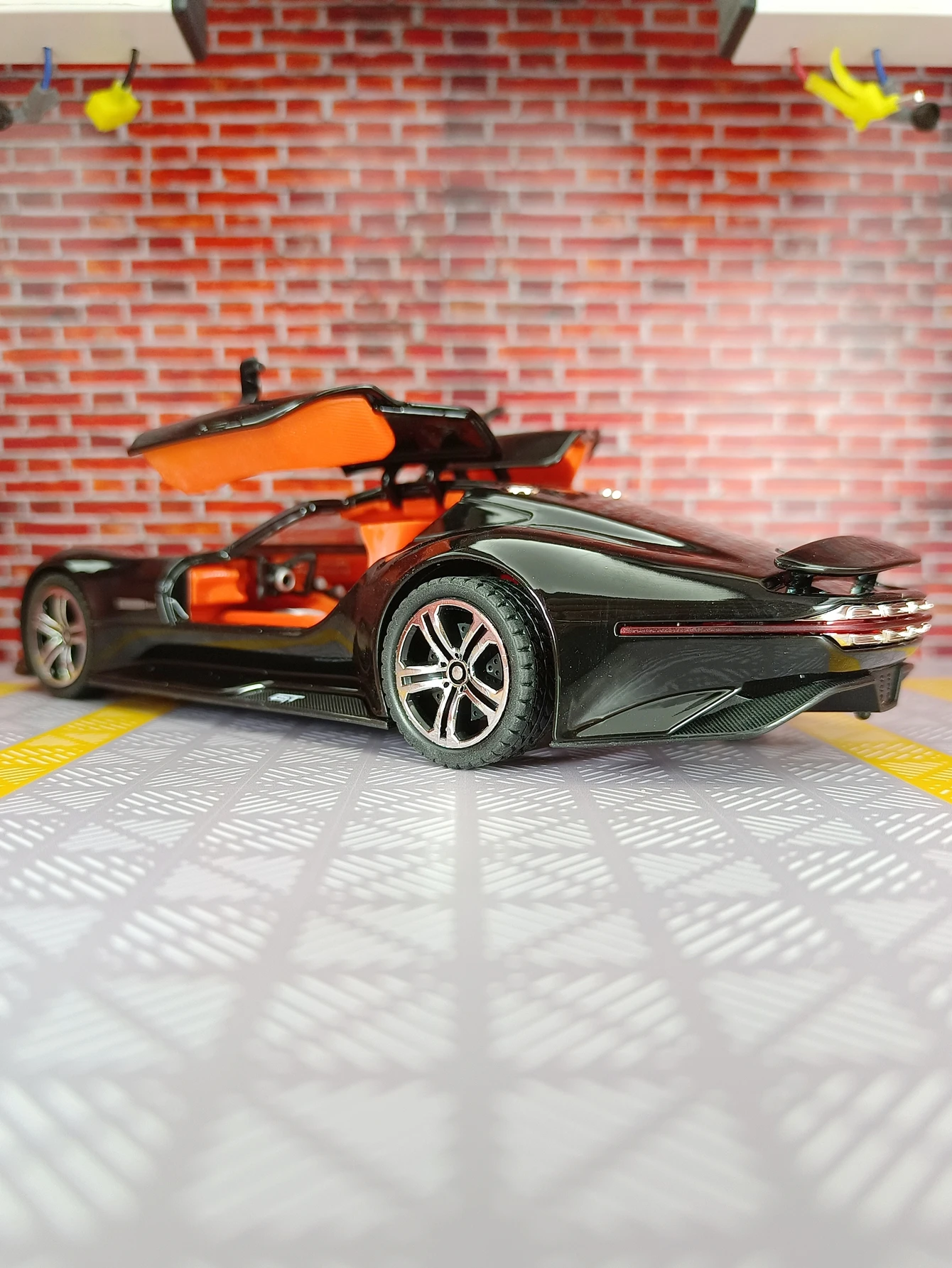 

1:24 simulation Mercedes AMG VISION GT alloy supercar model doors on both sides that can be opened rich details fine workmanship