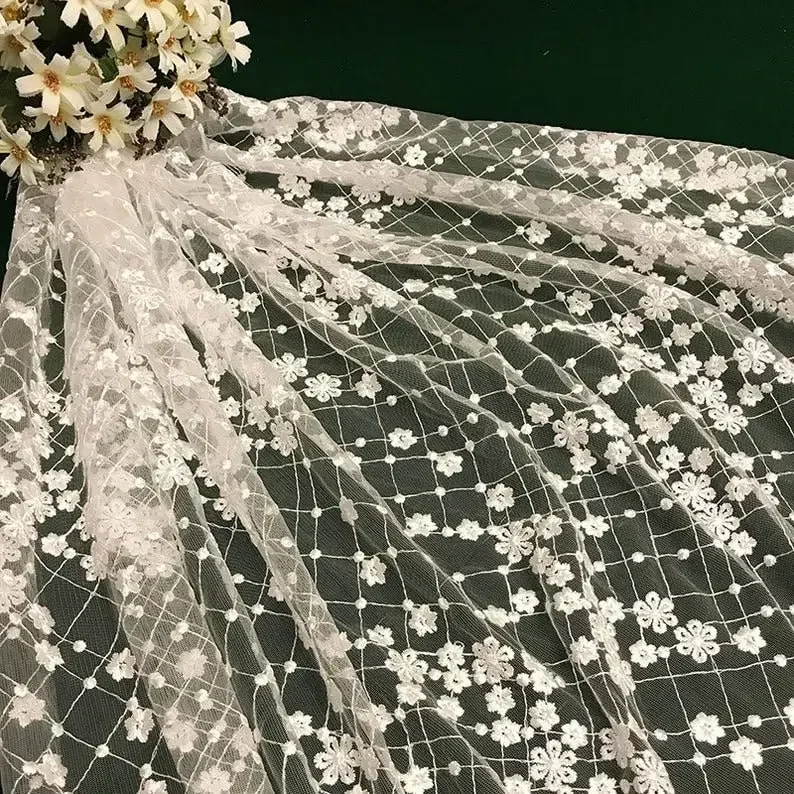 Tessuto ricamato con fiori in pizzo avorio Tessuto floreale in tulle a rete per abito Velo da sposa floreale 51 "1 metro