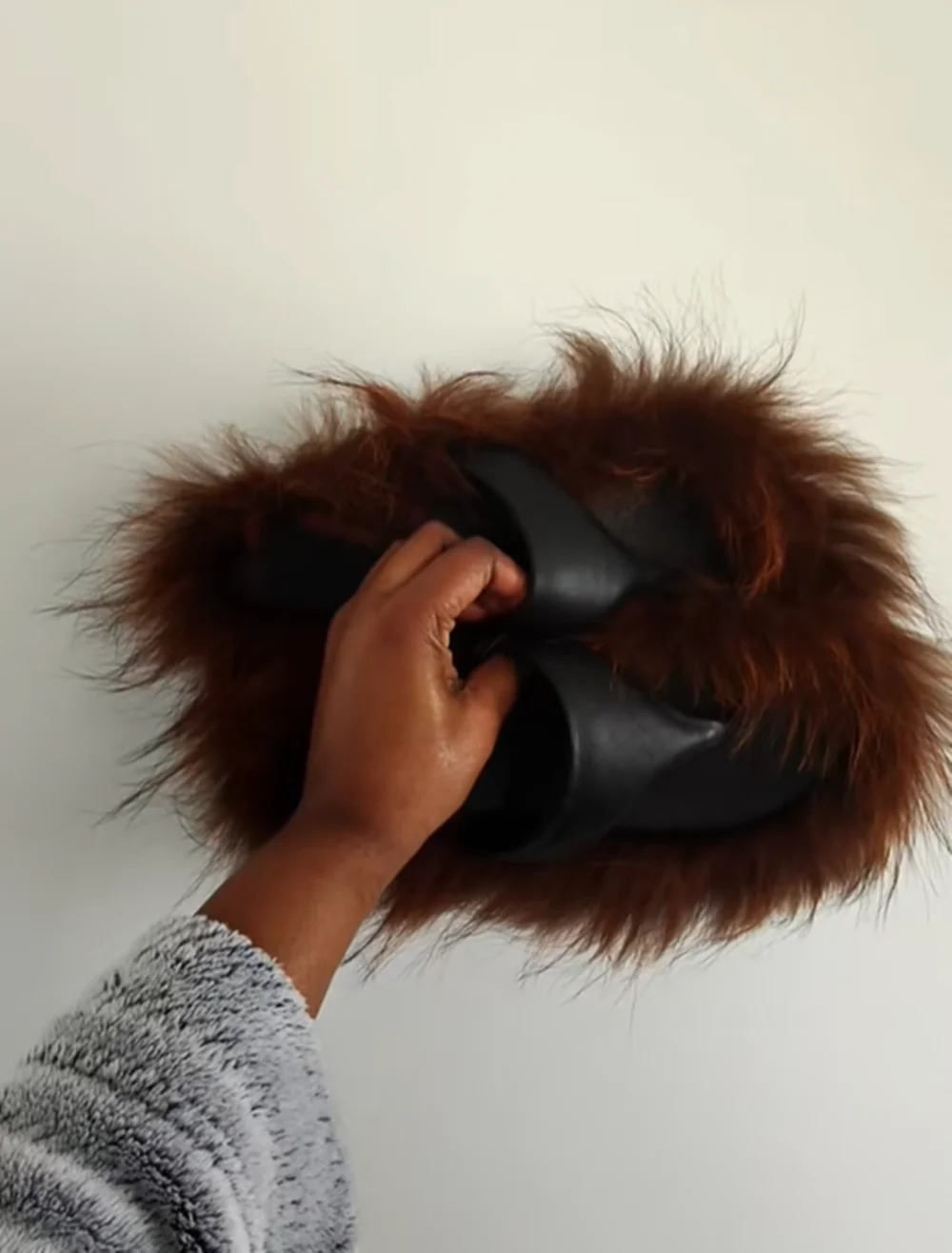 Black Leather Thong Flip Flop Sandals Round Open Toe Minimal Style Fluffy Brown Faux Fur Decorate Flat Slip-On Design