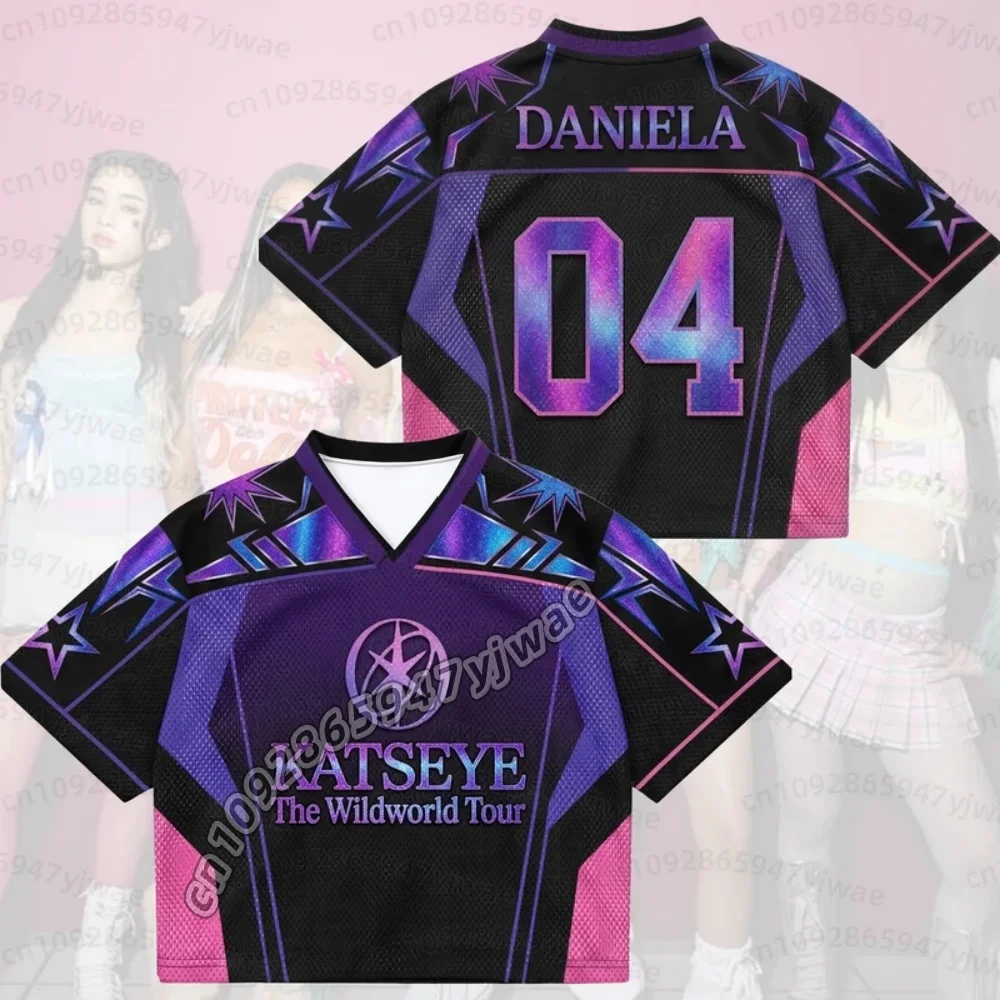 26 Sommer Purple Flame KATSEYE The Wild World Tour, gemischtes Mesh-Trikot, Merchandise, Geschenk für Manon-Fans, Trikot, T-Shirt für Kinder und Eltern. – Detail 13