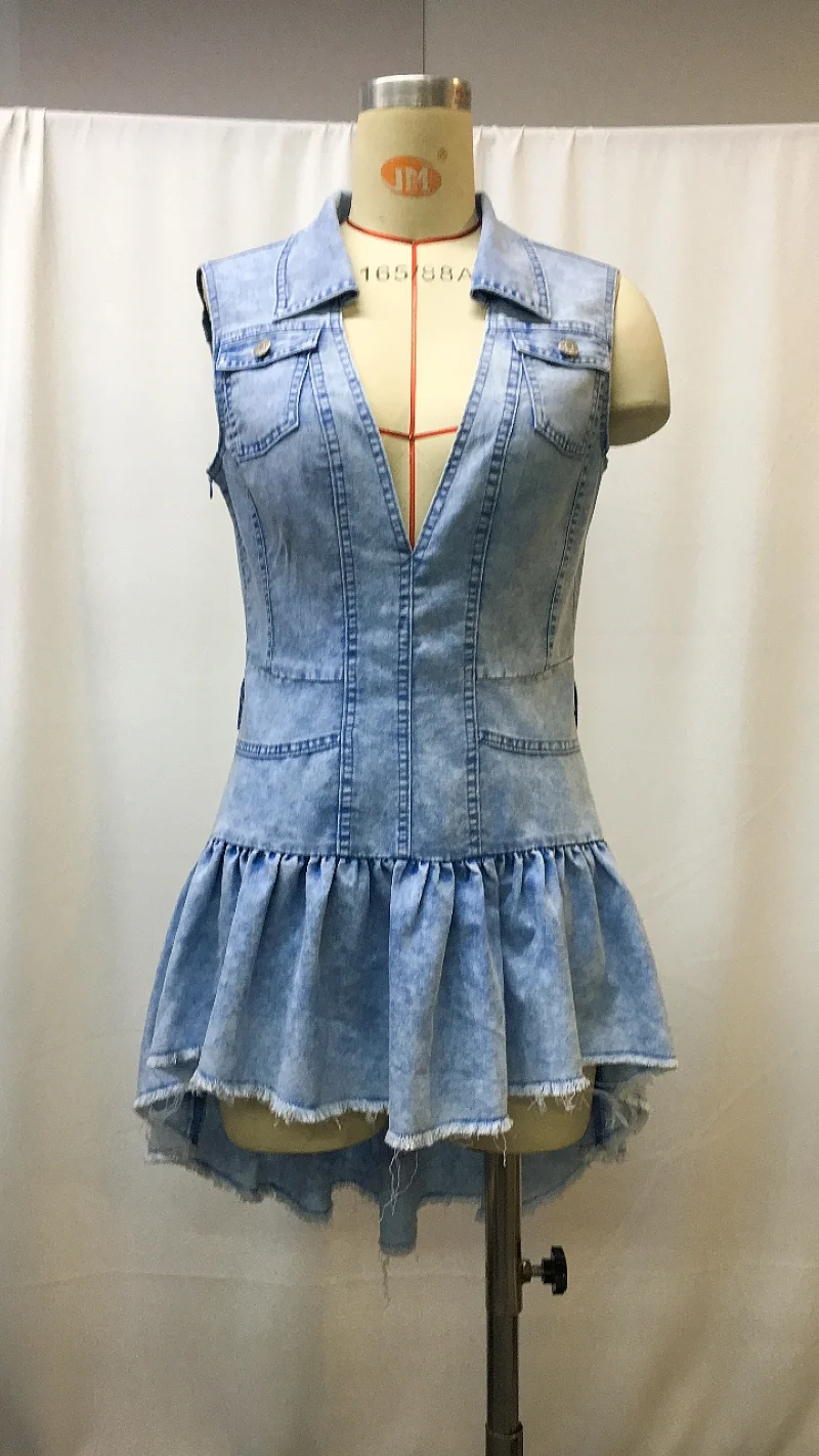 Vestido feminino vintage jeans com babados e chapéu de cowboy