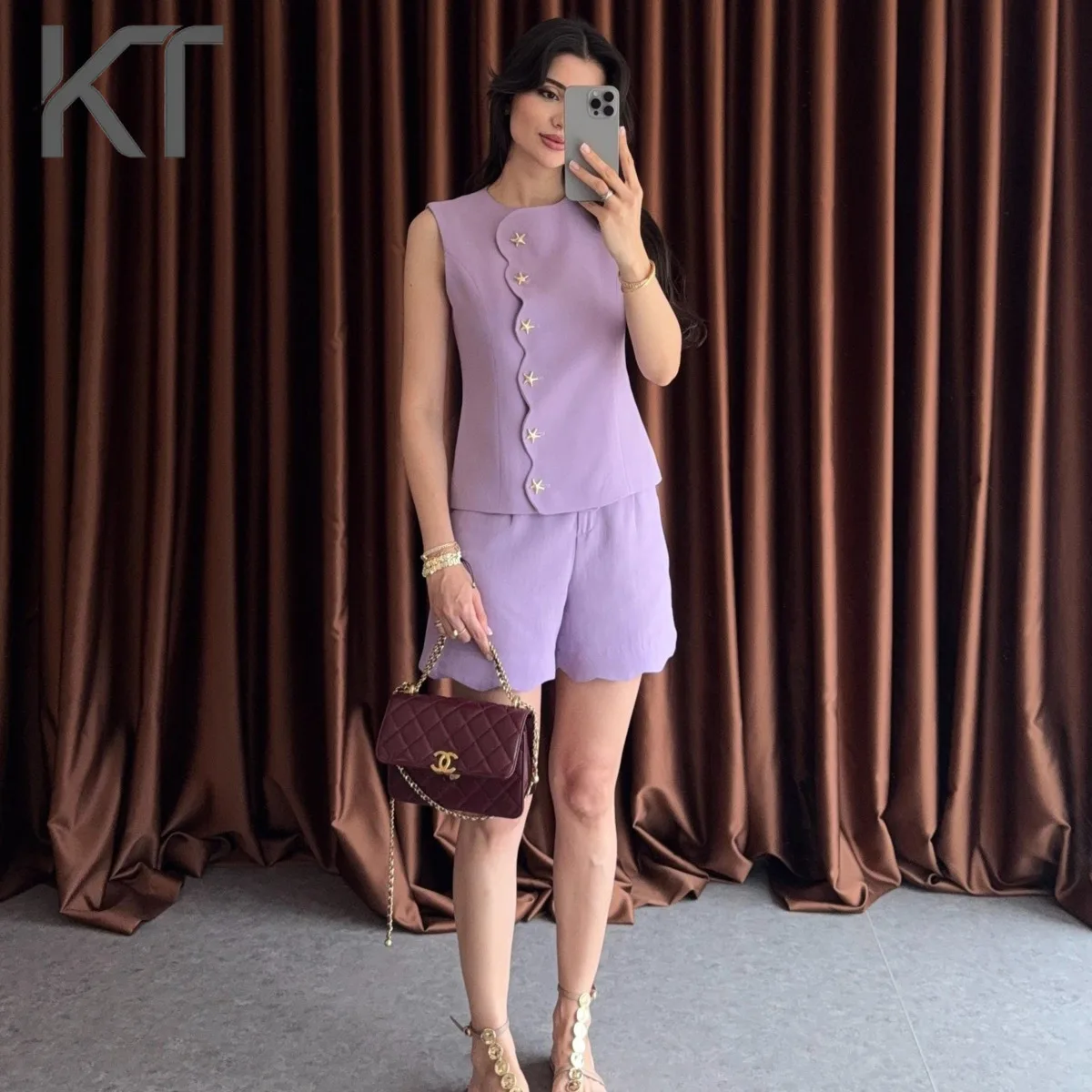 

Новый женский комплект KT 2026: топ без рукавов с фестончатым краем и пуговицами-звездами и шорты с высокой талией и фестончатым подолом, лавандовый