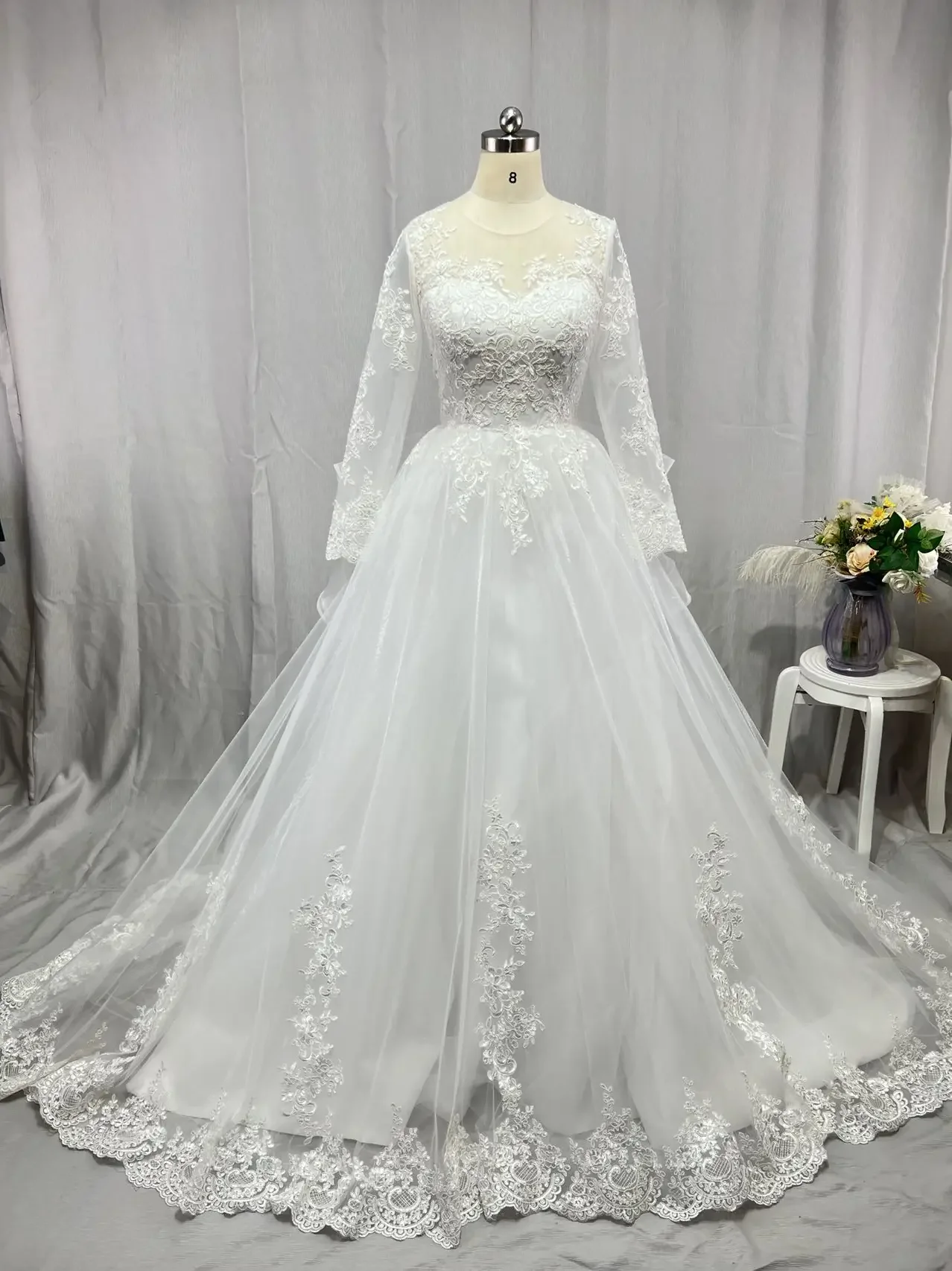 

Luxury Princess Ball Gown Lace Long Sleeve Bridal Wedding Dresses Jewel Neck Wedding Gowns for Bride Illusion Back Appliqued