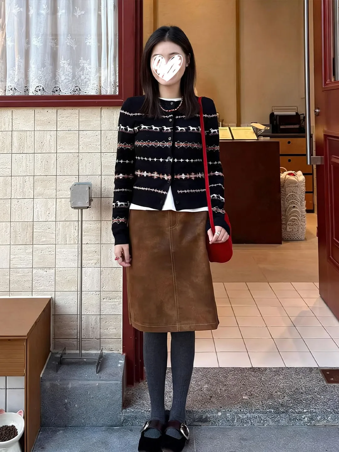 

Американский ретро-комплект: вязаный короткий кардиган с вышивкой собаки и элегантная юбка-полусолнце кофейного цвета с поясом, маленький размер