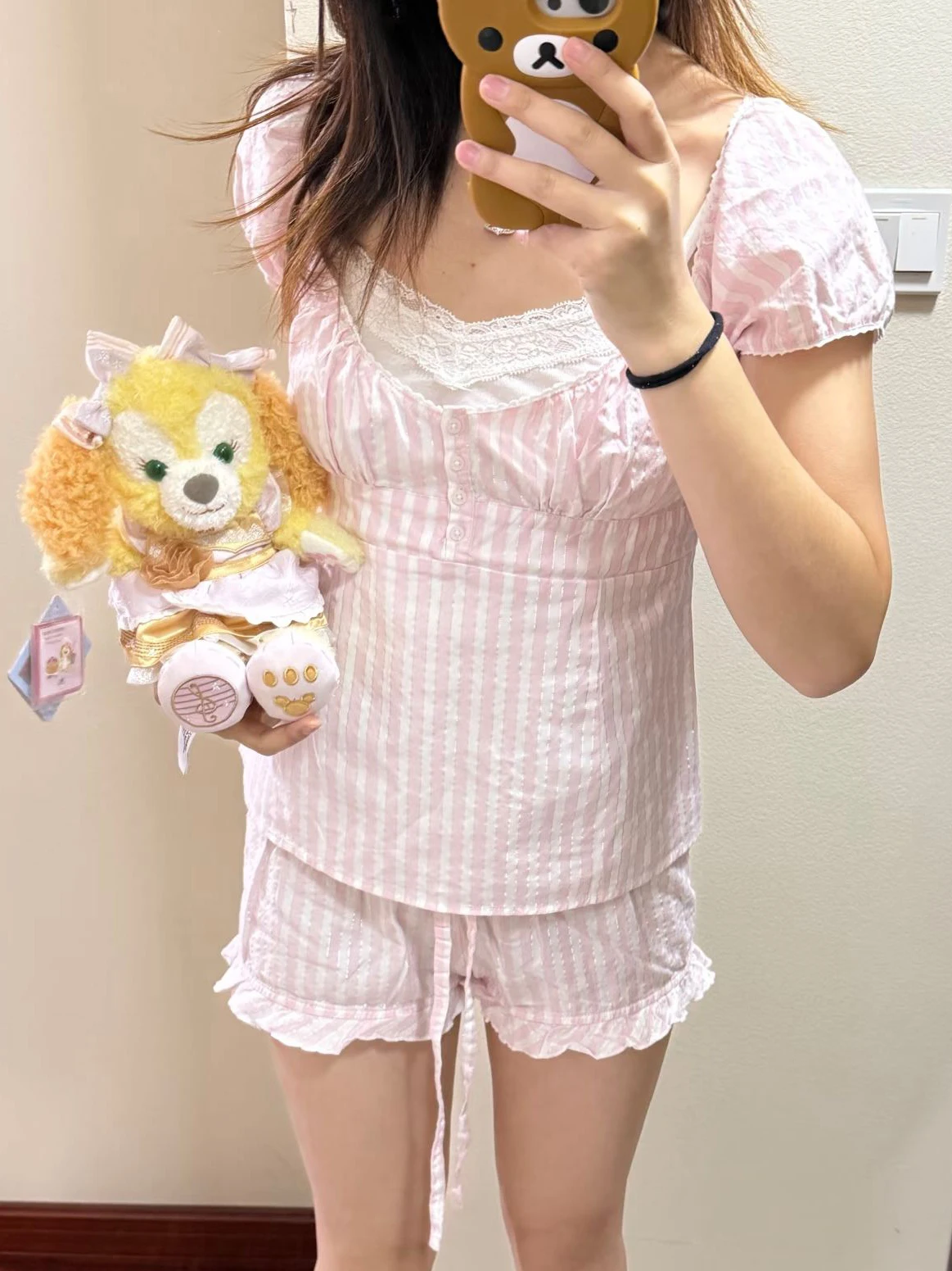 

Розовый полосатый комплект из футболки и шорт для женщин: топ с пышными рукавами на пуговицах и шнуровке + шорты с рюшами на завязках, хлопковая пижама, комплект из 2 предметов