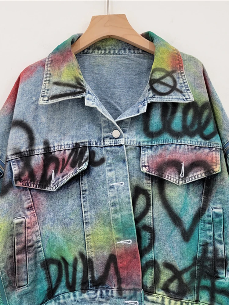 DEAT Women Denim Coat Loose Patchwork Zippers Letters Graffiti Contrast Color Irregular Jackets 2024 Autumn New Fashion 33A1421