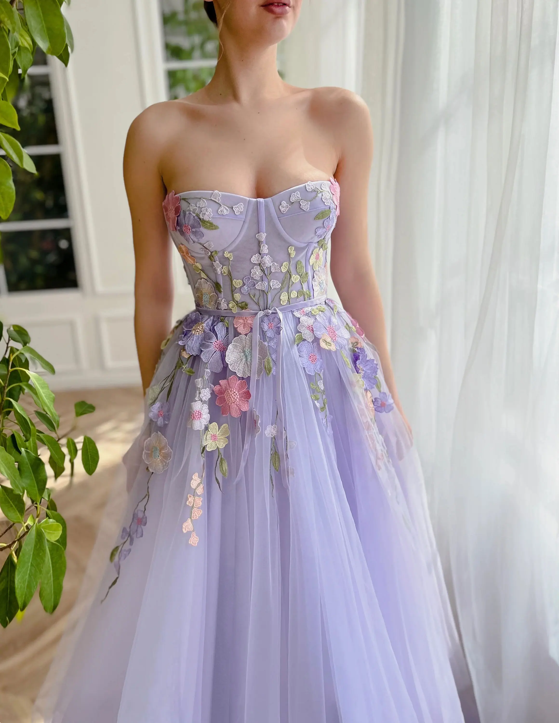 Women Long Lavender Prom Dress Sweetheart 3D Embroidered Lace Floor Length Strapless A Line Formal Evening Princess Party Dress