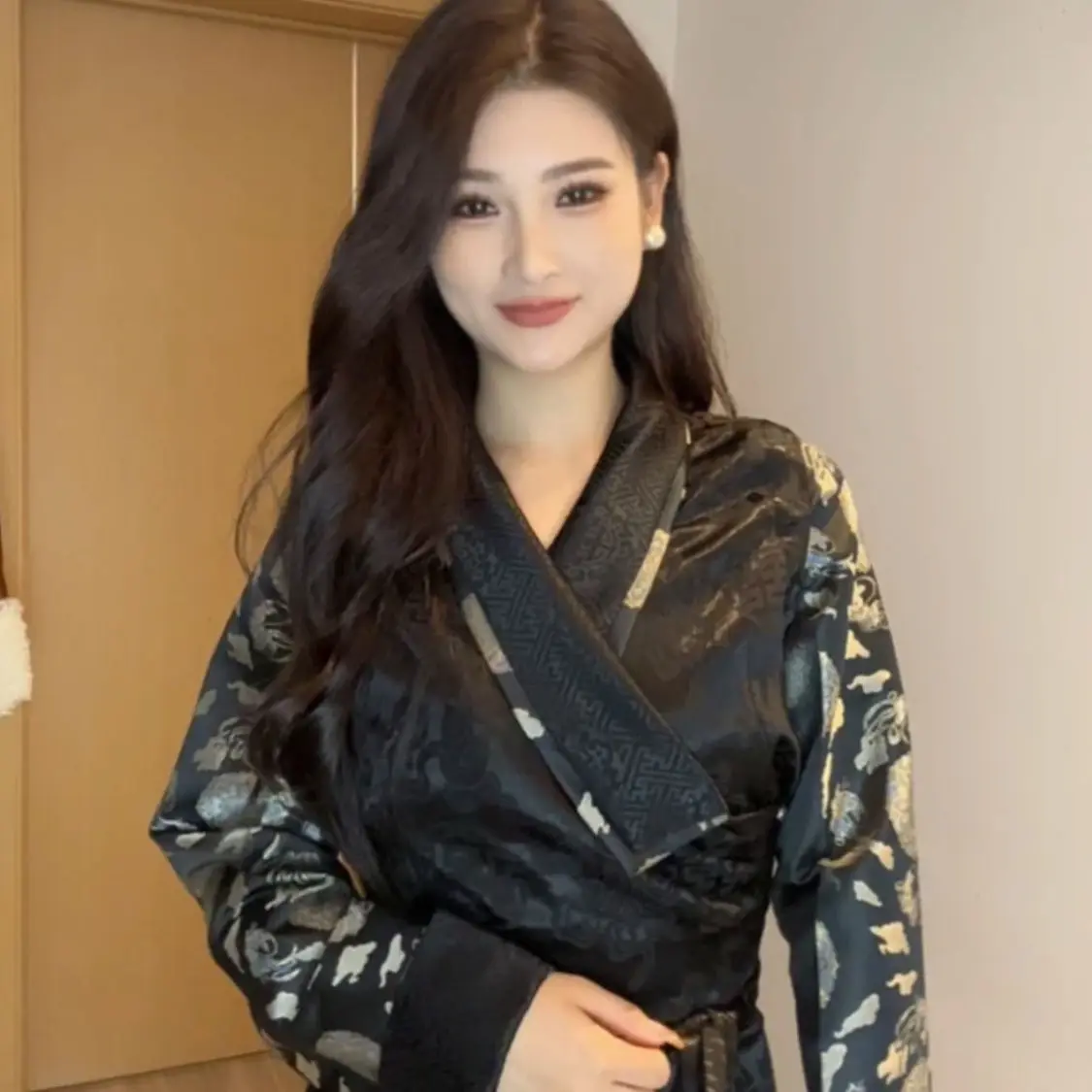 Populaire Tibetaanse vrouwen die lange Tibetaanse dagelijkse vrijetijdskleding splitst Tibetaanse kleding