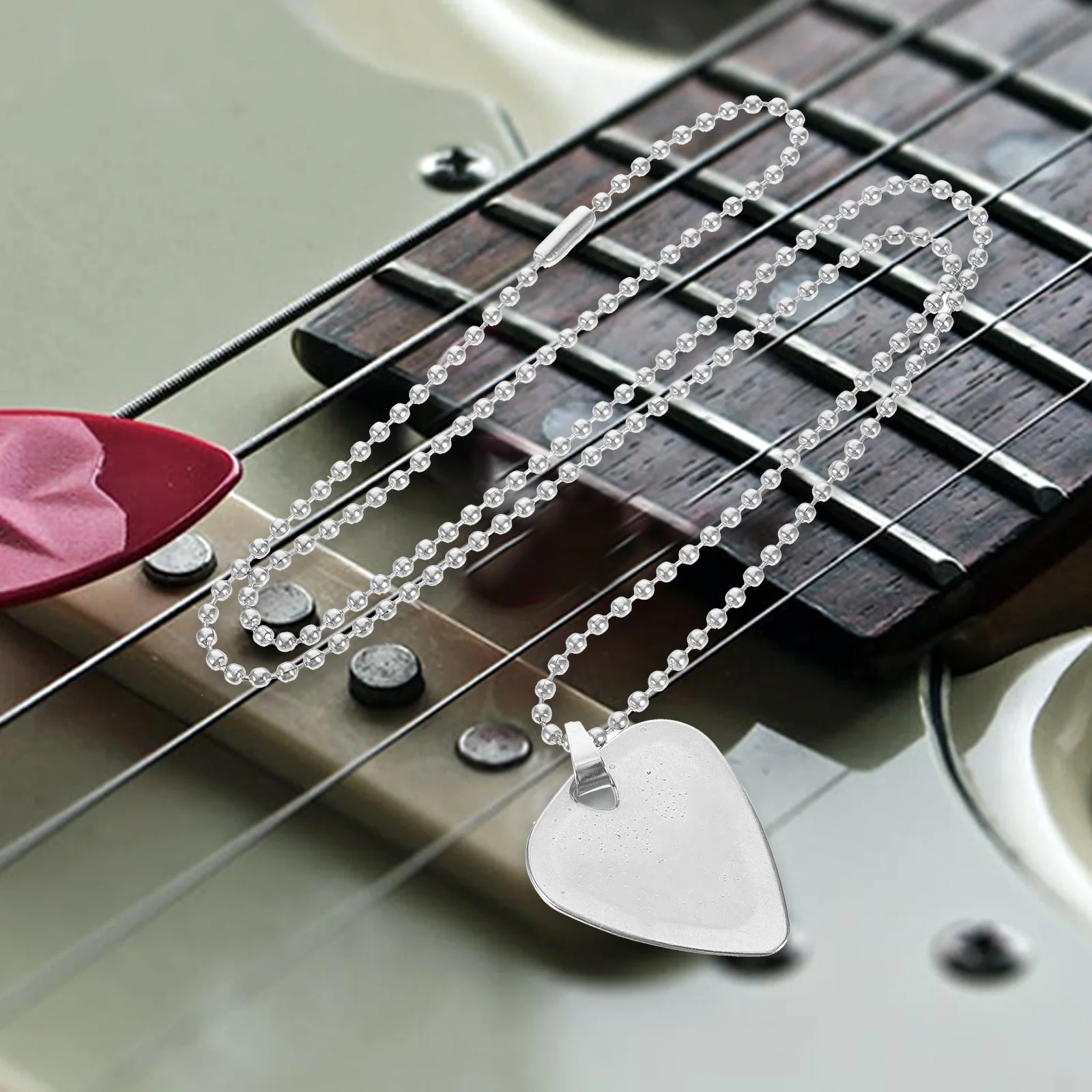 1 مجموعة اختيار الغيتار صنعة ممتازة من الراتنج آمنة للاستخدام لا تؤثر على Timbre خفيفة الوزن تحمل قلادة إبداعية مريحة