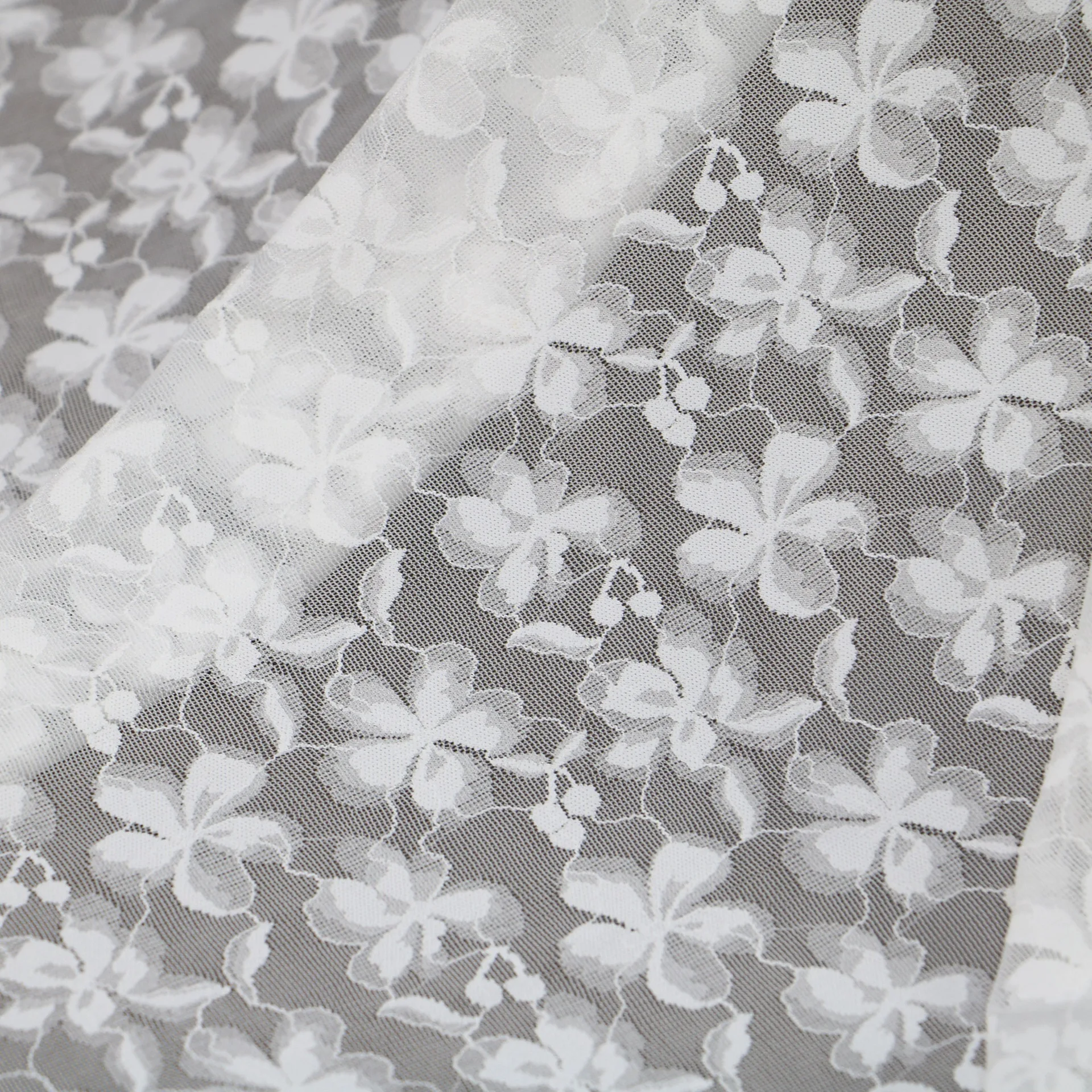 3 jardy szyfrowanej siateczki do odzieży, miękka i dopasowana, z ażurowym wnętrzem i wysokiej jakości koronką kwiatową.
