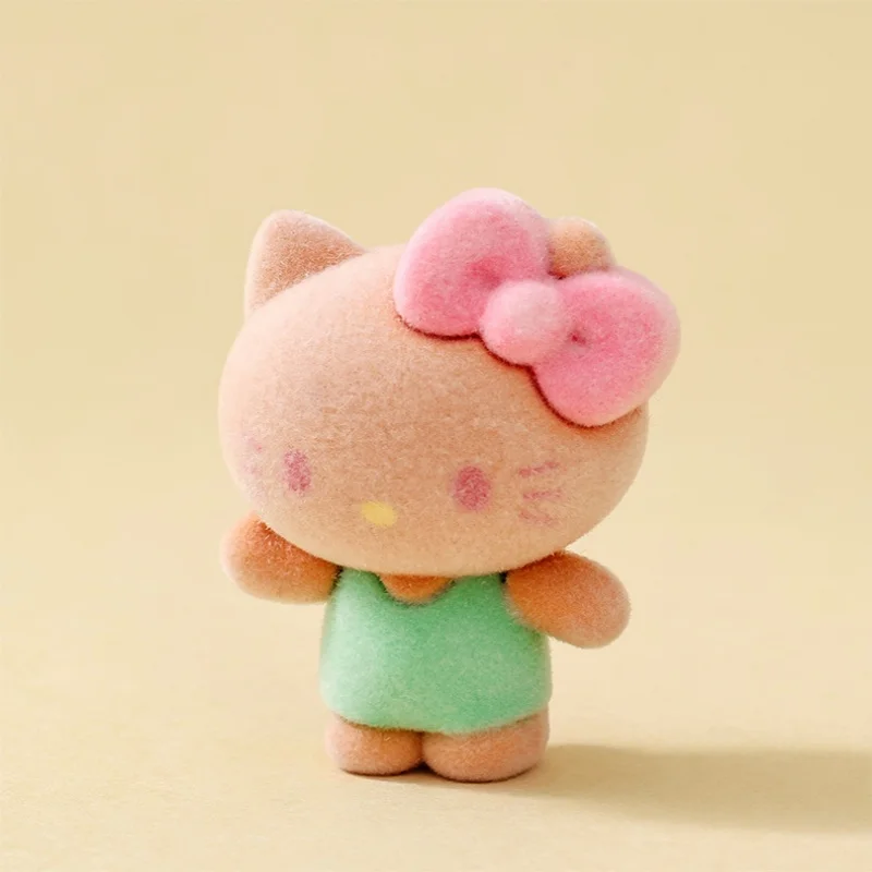 Nuova bambola carina KT cartoon, peluche alla moda, abbinamento istantaneo, piccola decorazione per soggiorno o scrivania, regalo con borsa cieca