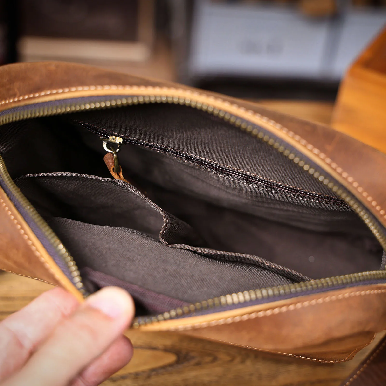 S.WORKER Vollnarbenleder Herren-Umhängetasche Vintage Crossbody Sling Bag für Männer – Detail 25