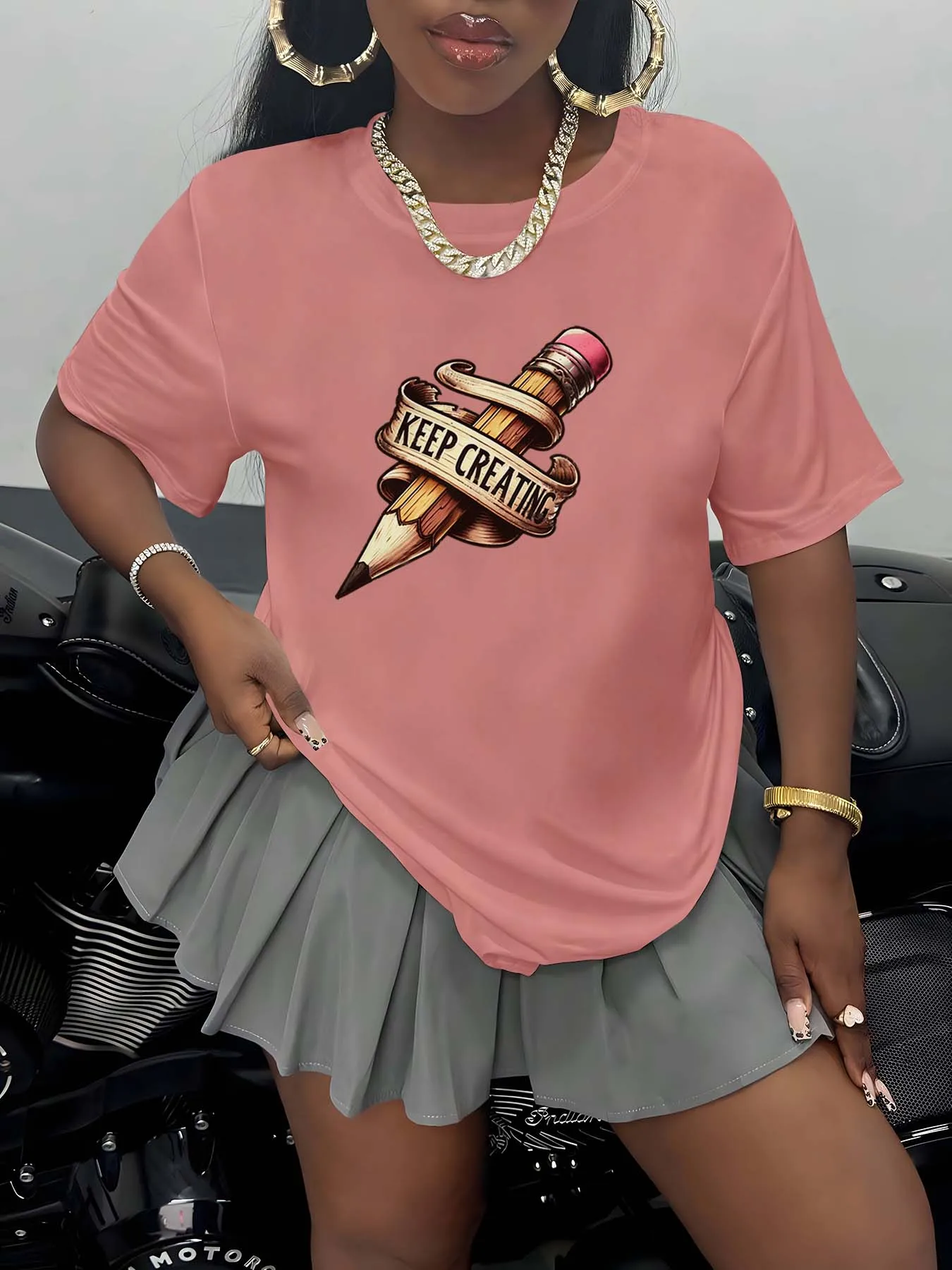 

Шикарная футболка с дизайном карандаша больших размеров идеально подходит для моды — вперед выглядит стильной повседневной носки